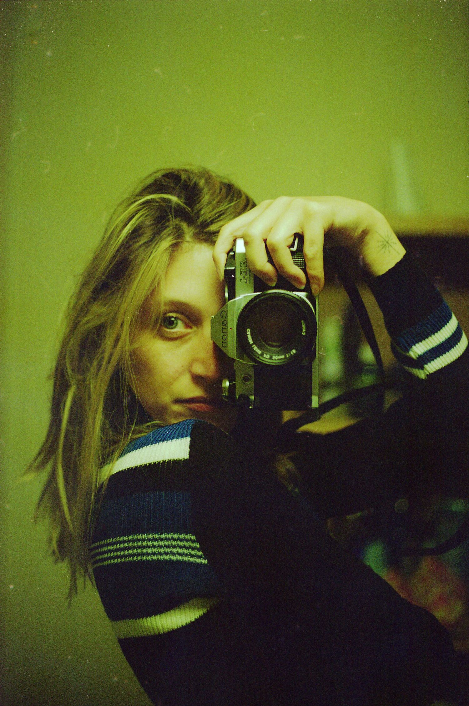 Autoportrait argentique d'une femme blonde face au miroir