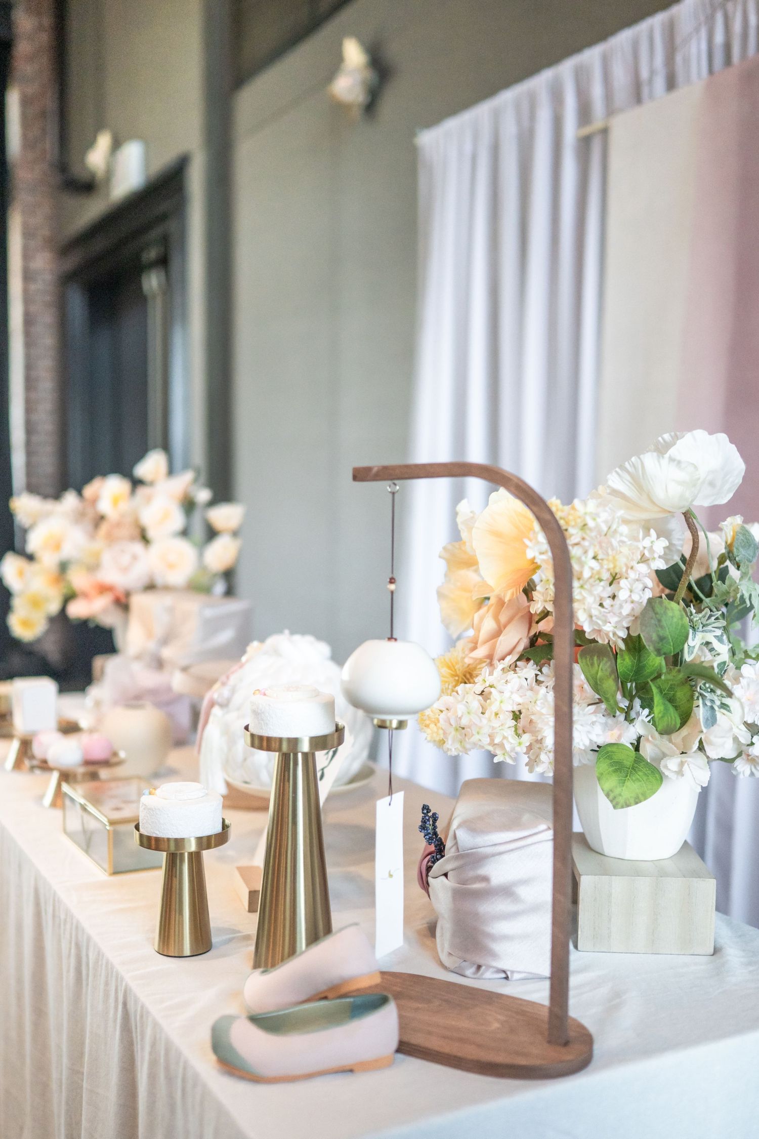 Elegant dohl reception table decor featuring white floral centerpieces and gold metallic accents in a light-filled venue. Aldie photographer