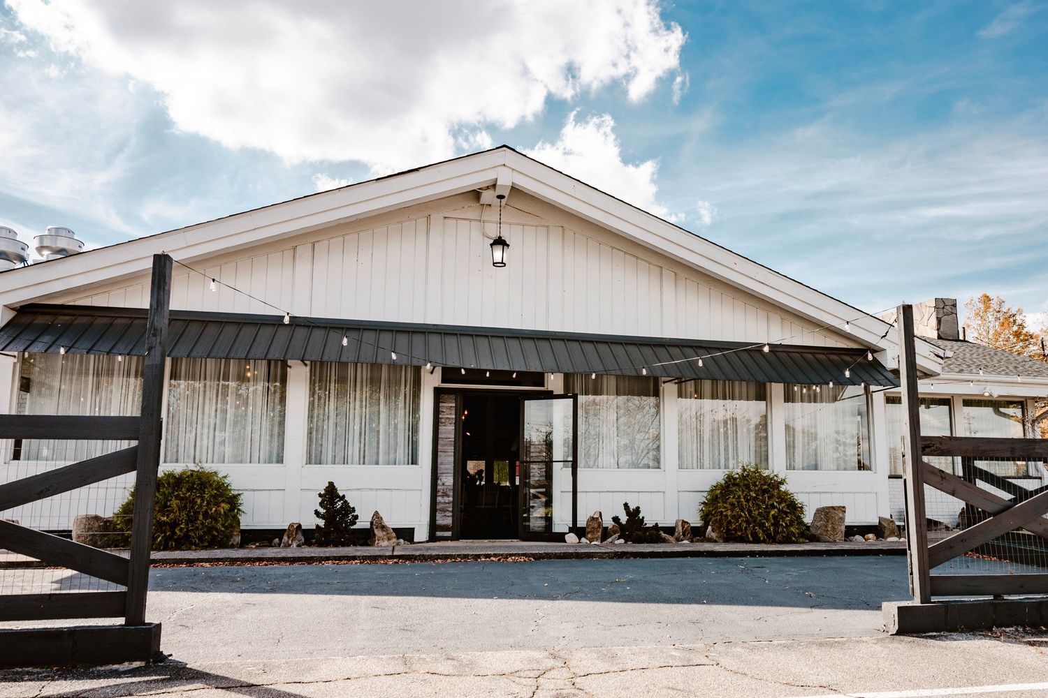 A panoramic view of the wedding venue The Little Cottage in Smyrna, Georgia