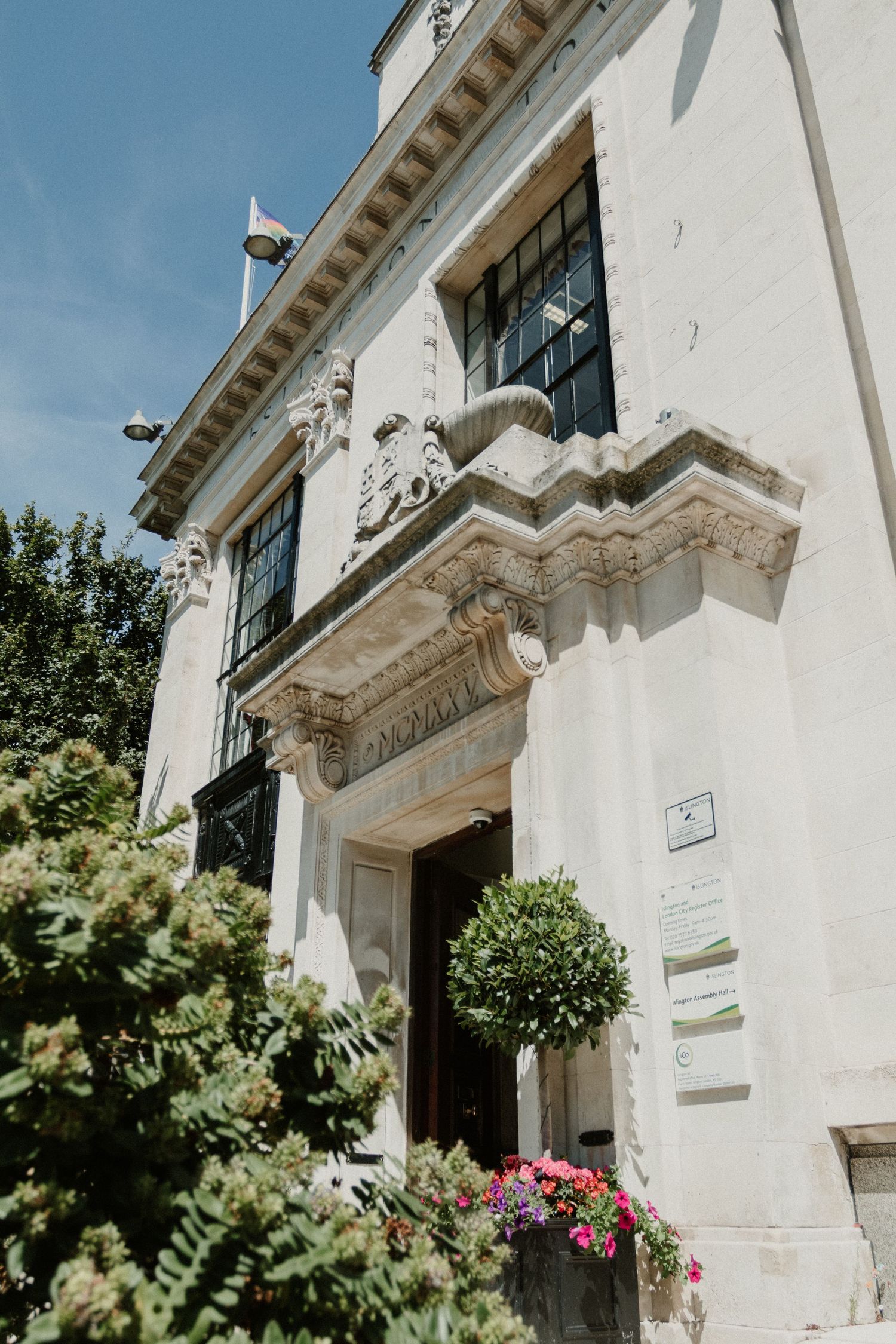 Islington Town Hall wedding photographer
registry office wedding London
Islington wedding ceremony
small London wedding photographer