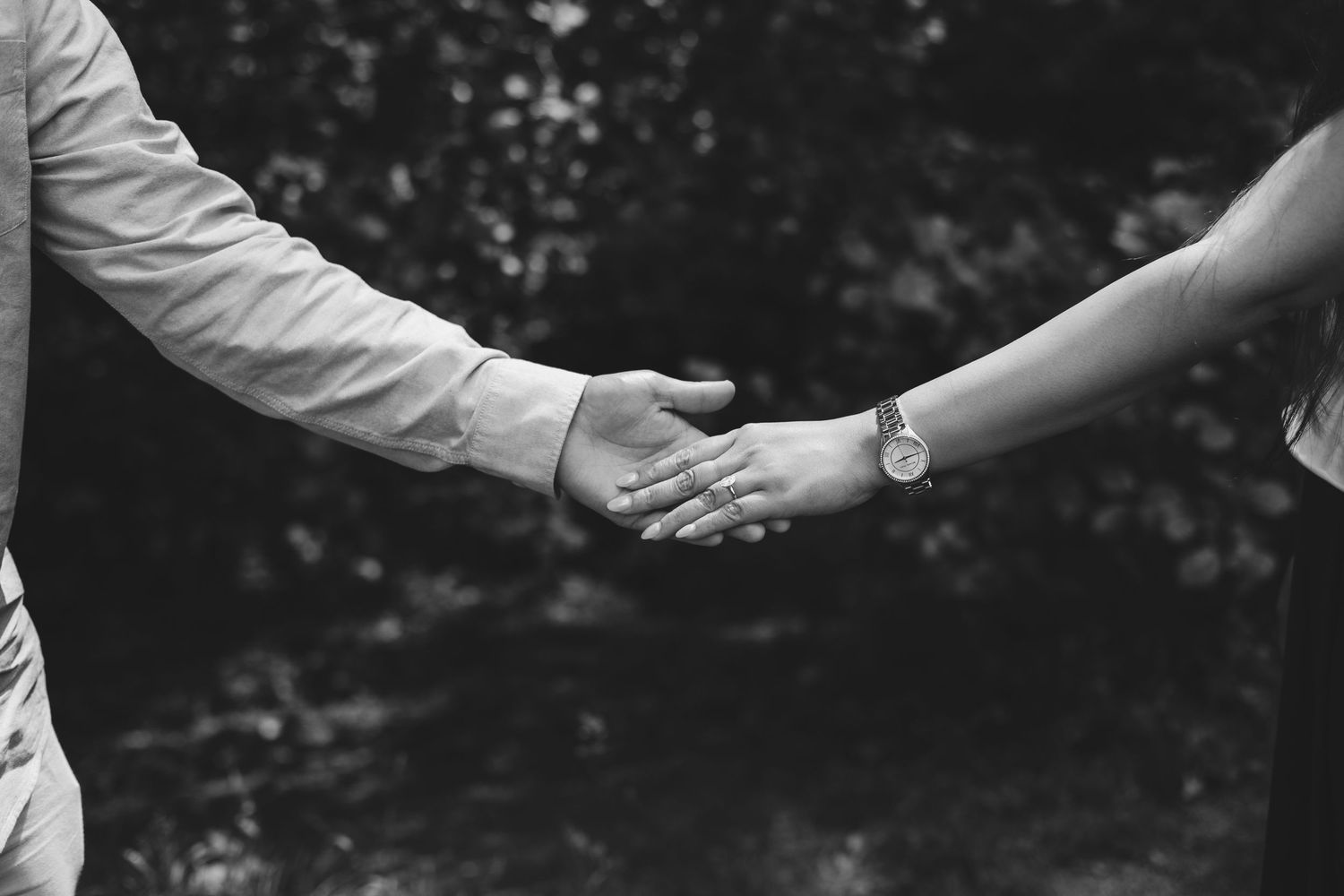 Cotswolds photographer capturing a surprise engagement.