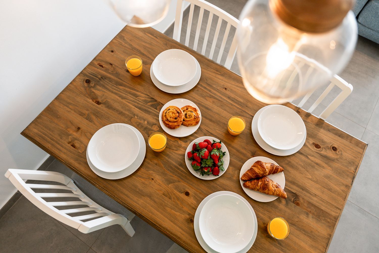 Airbnb breakfast table setup in Gran Alacant, Elche. Styled lifestyle shot showcasing warm hospitality in a Mediterranean holiday rental.