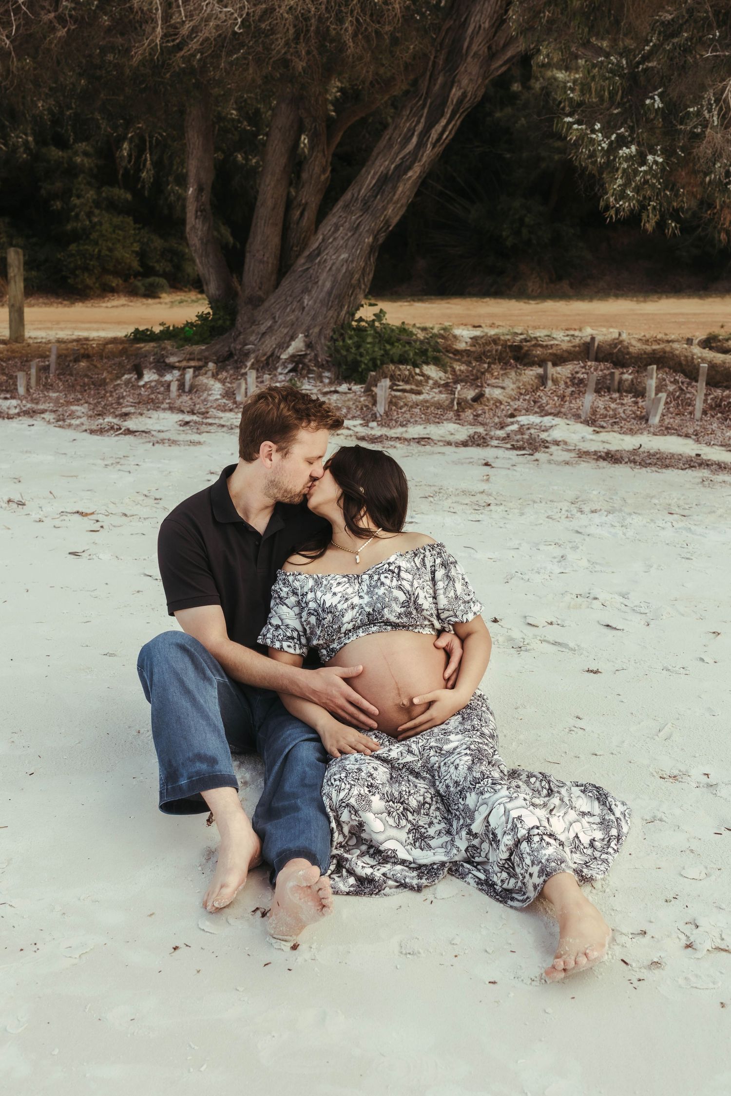 maternity picture beach kissing couple love