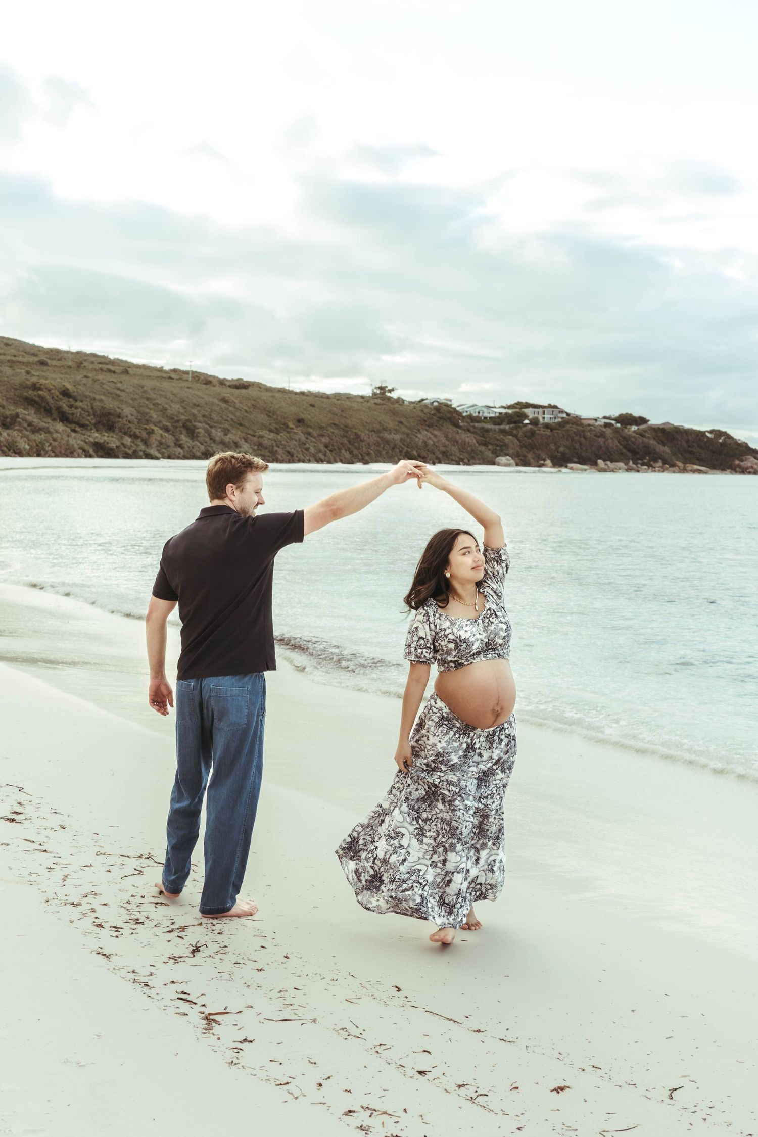 maternity picture beach couple love dancing