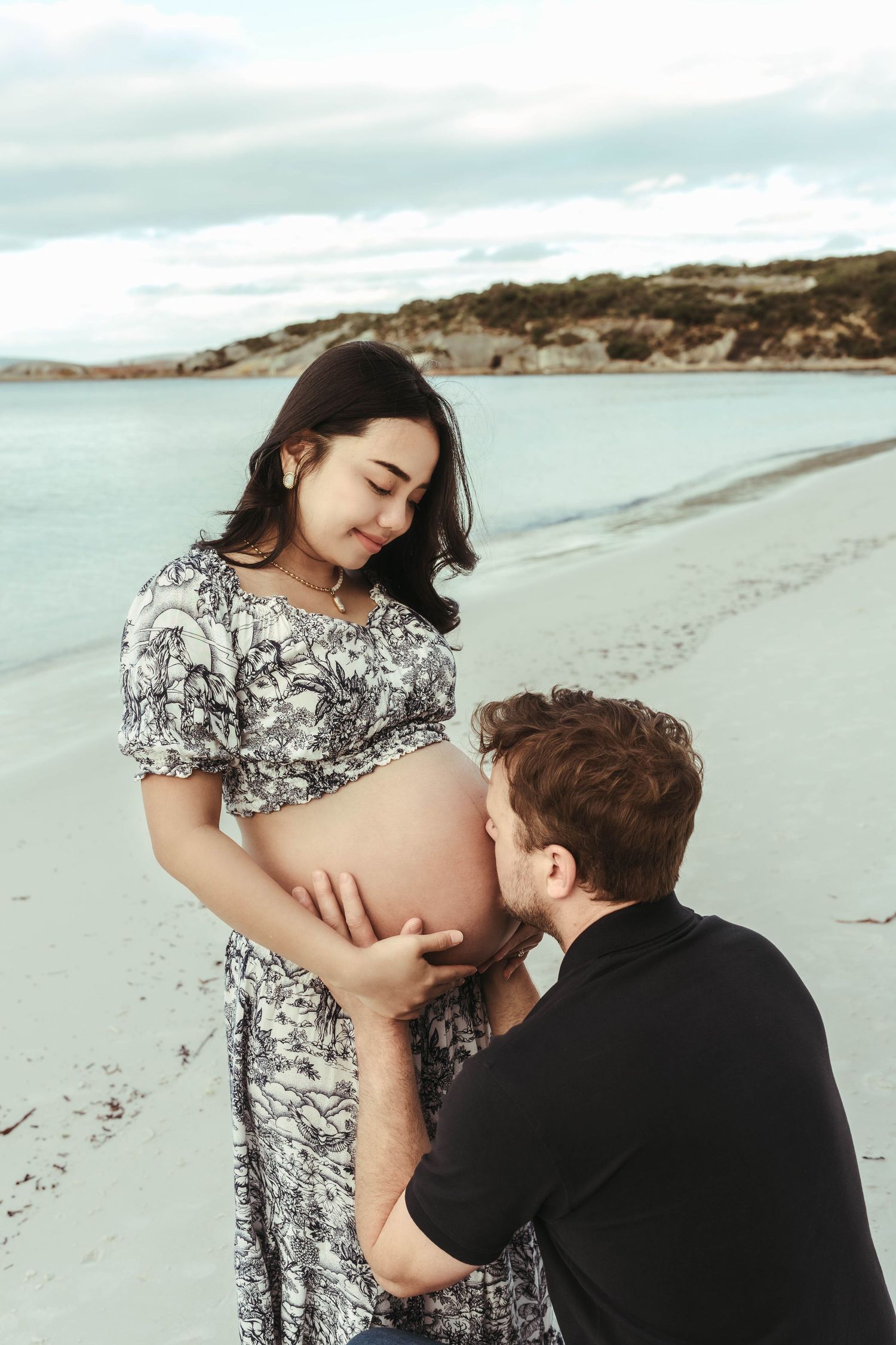 kissing belly maternity beach