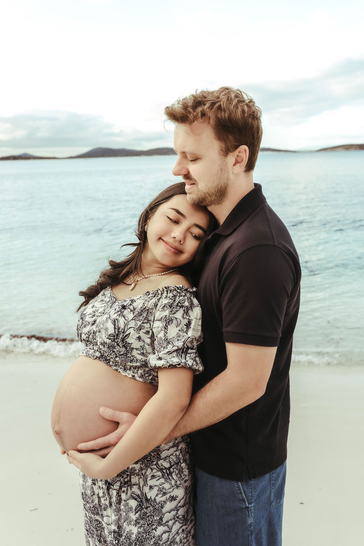 maternity picture beach couple love