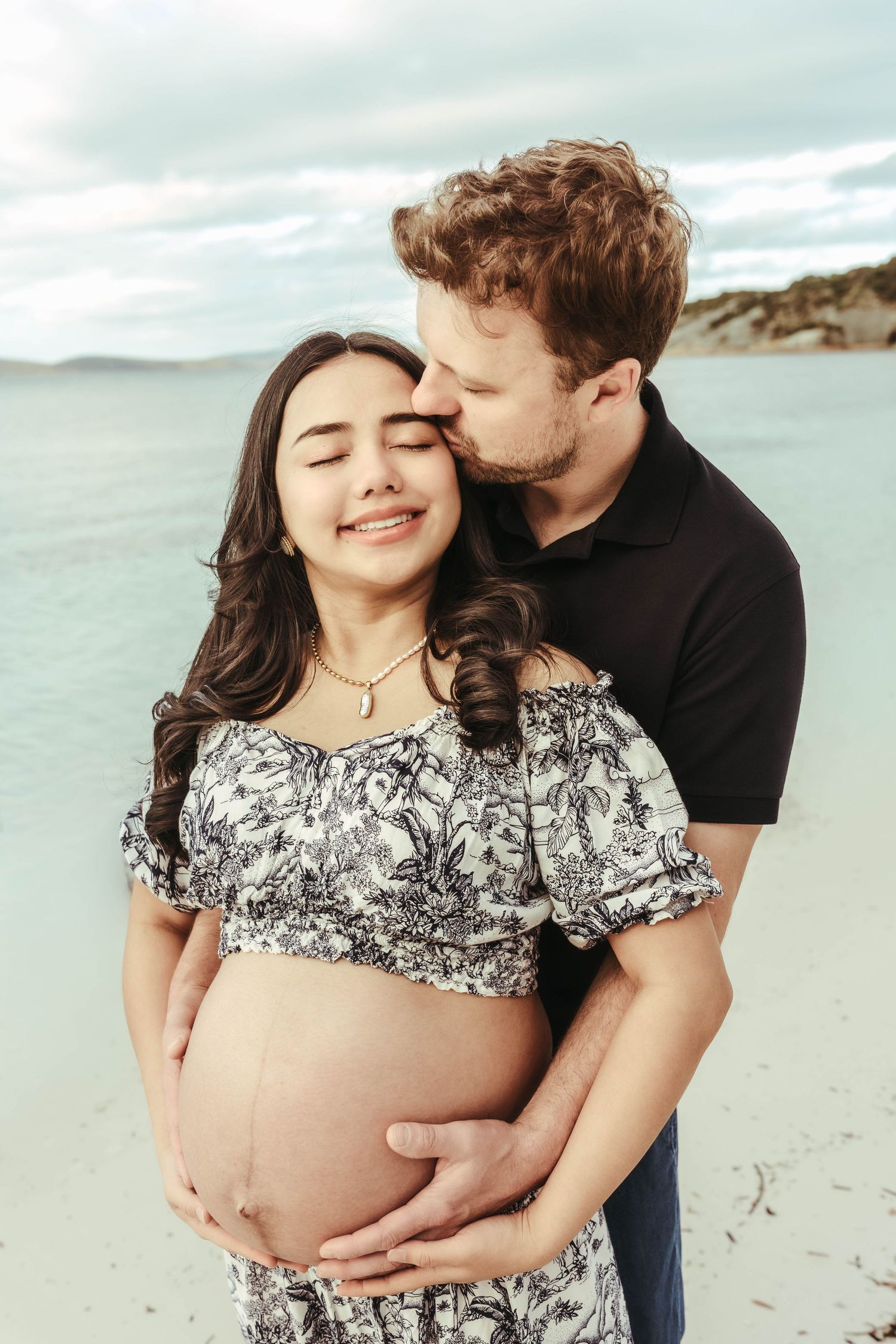 maternity picture beach couple love
