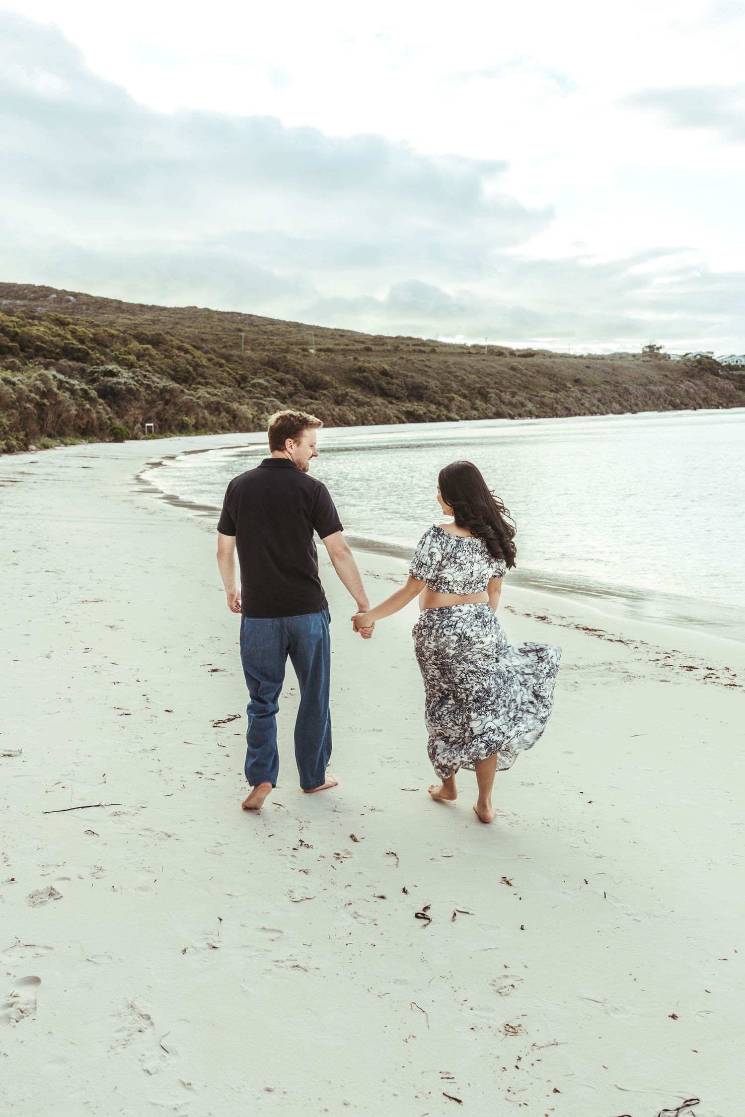 maternity picture beach couple love