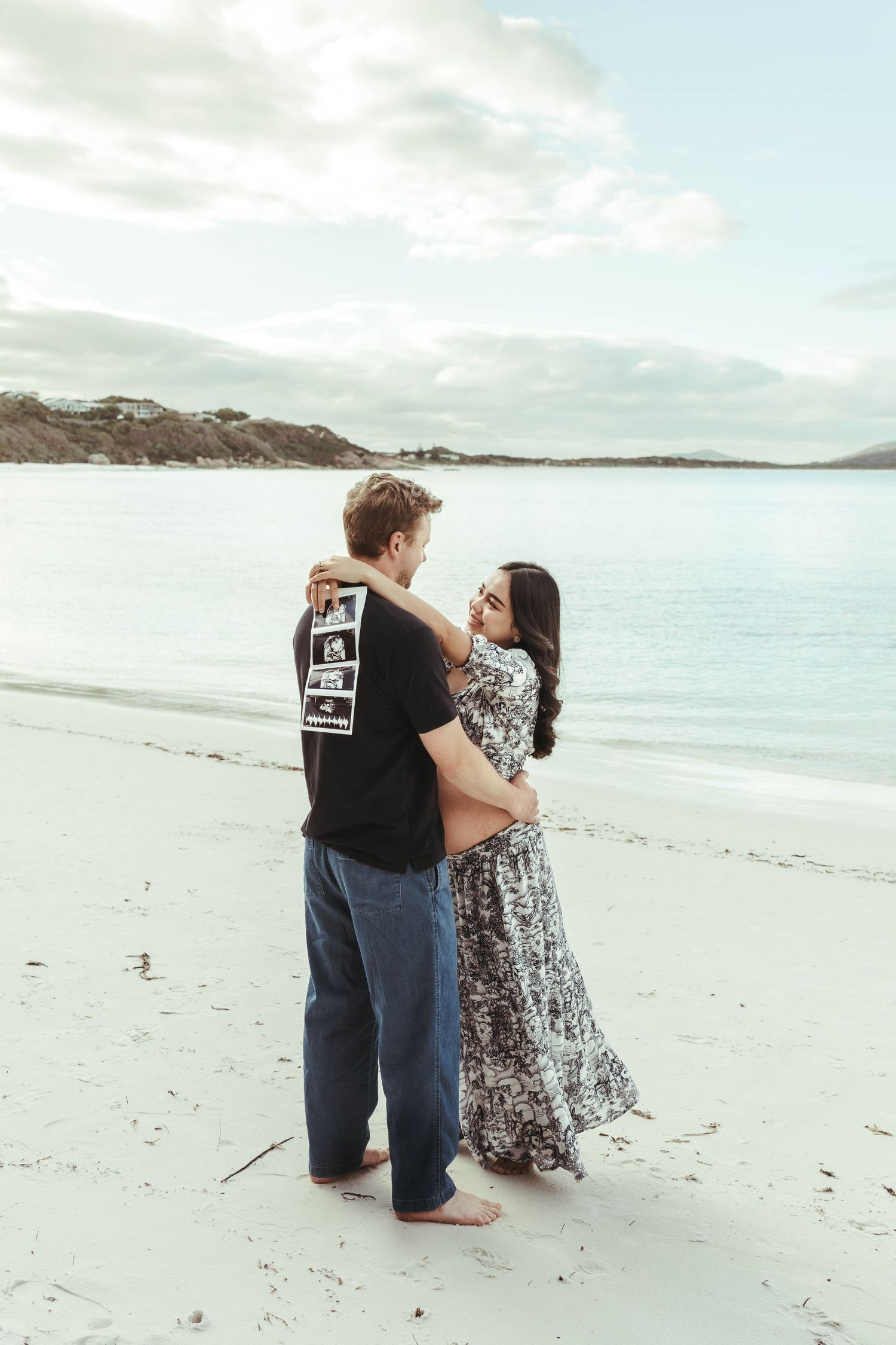 maternity picture beach couple love sonogram