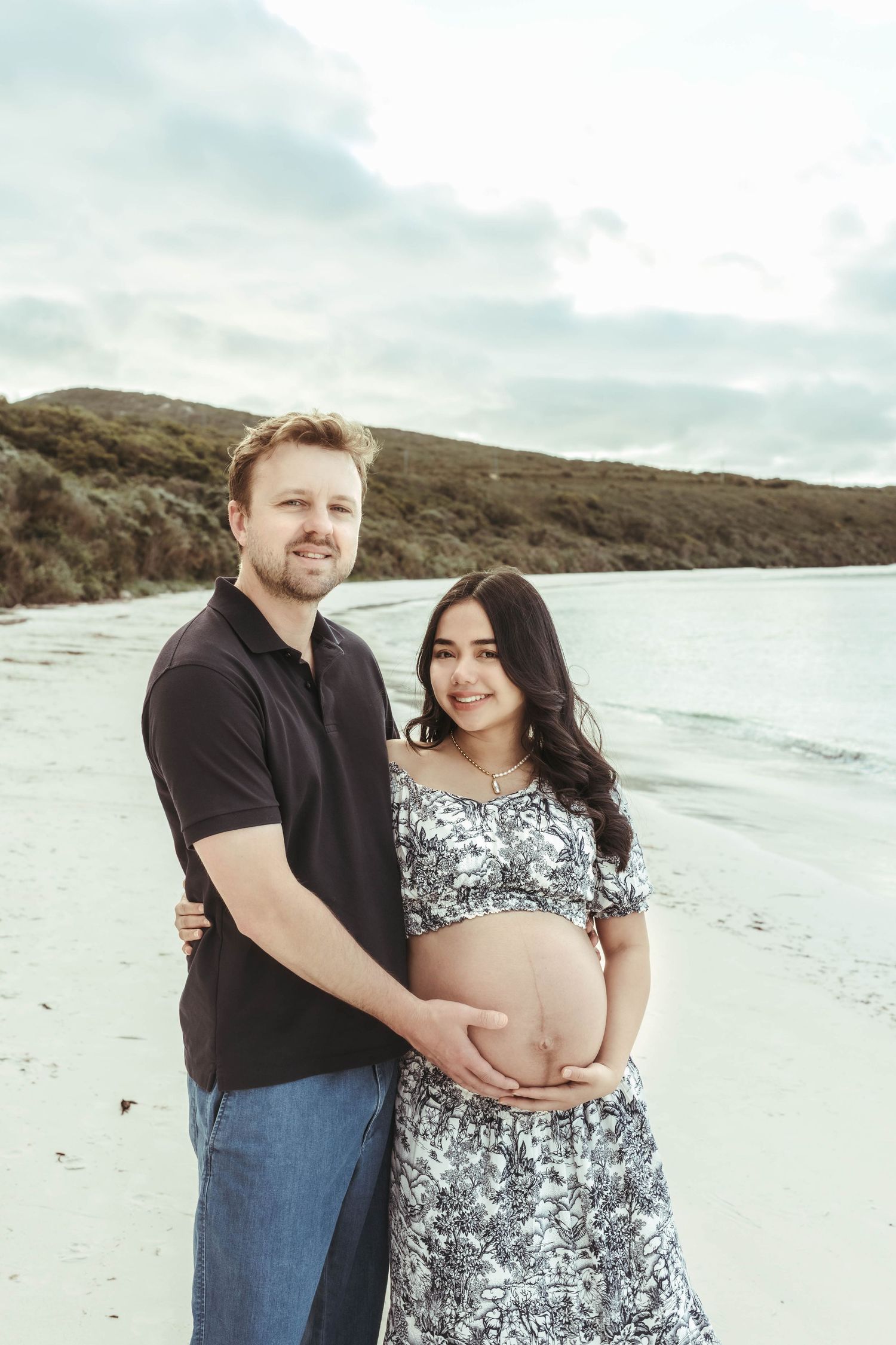 maternity picture beach couple love