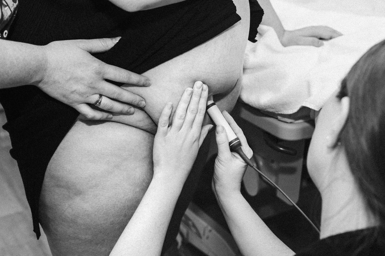 mother in labour birth photography