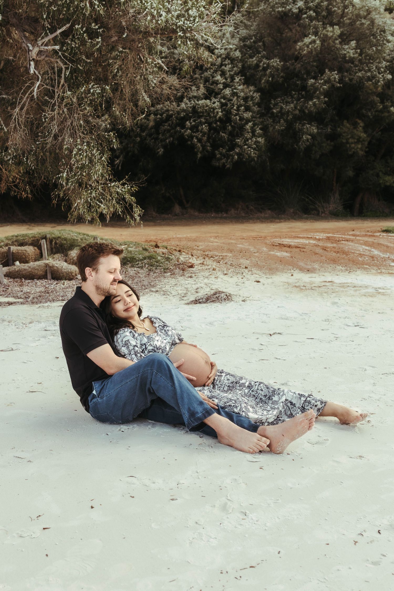 maternity picture beach kissing couple love