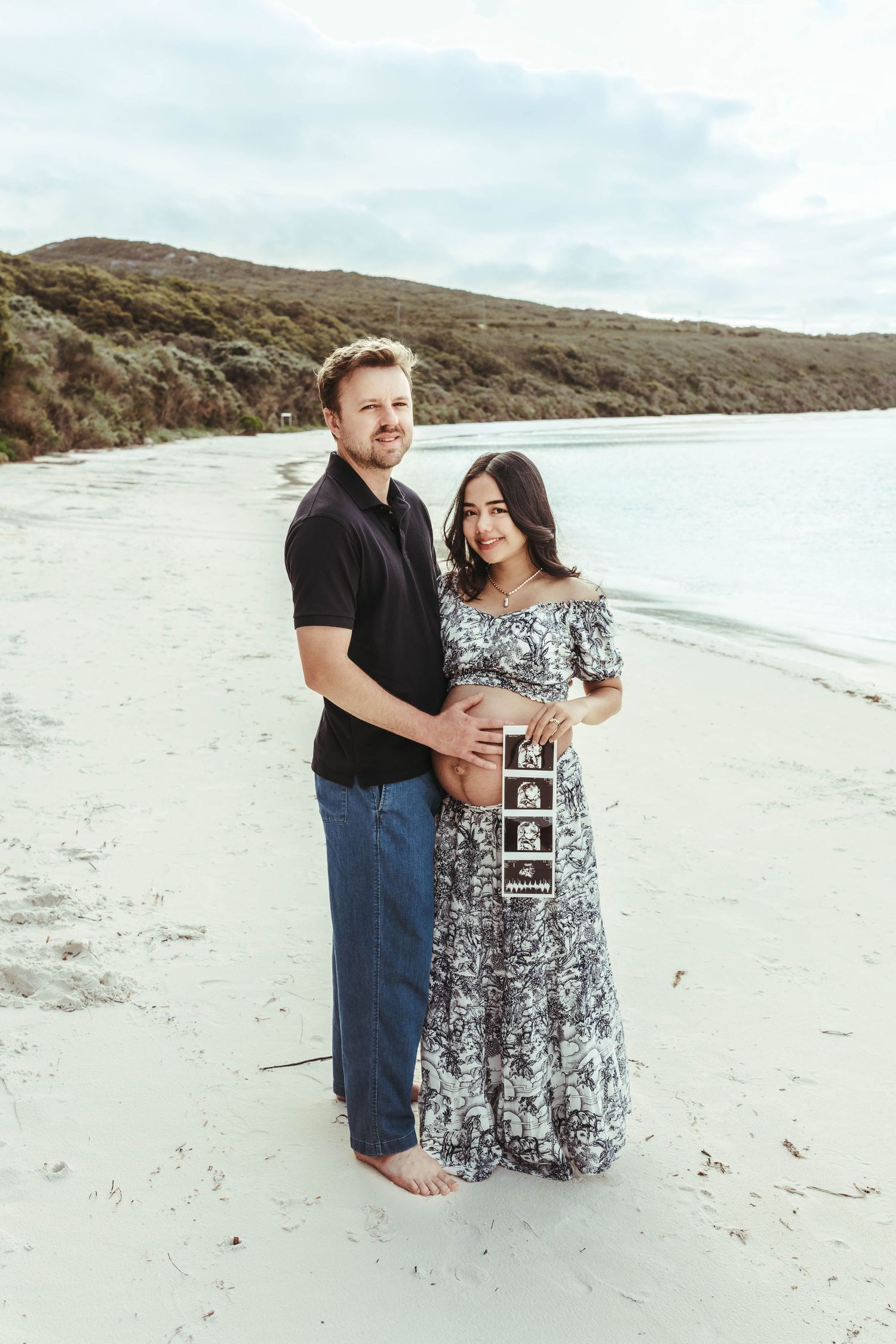 maternity picture beach couple love
