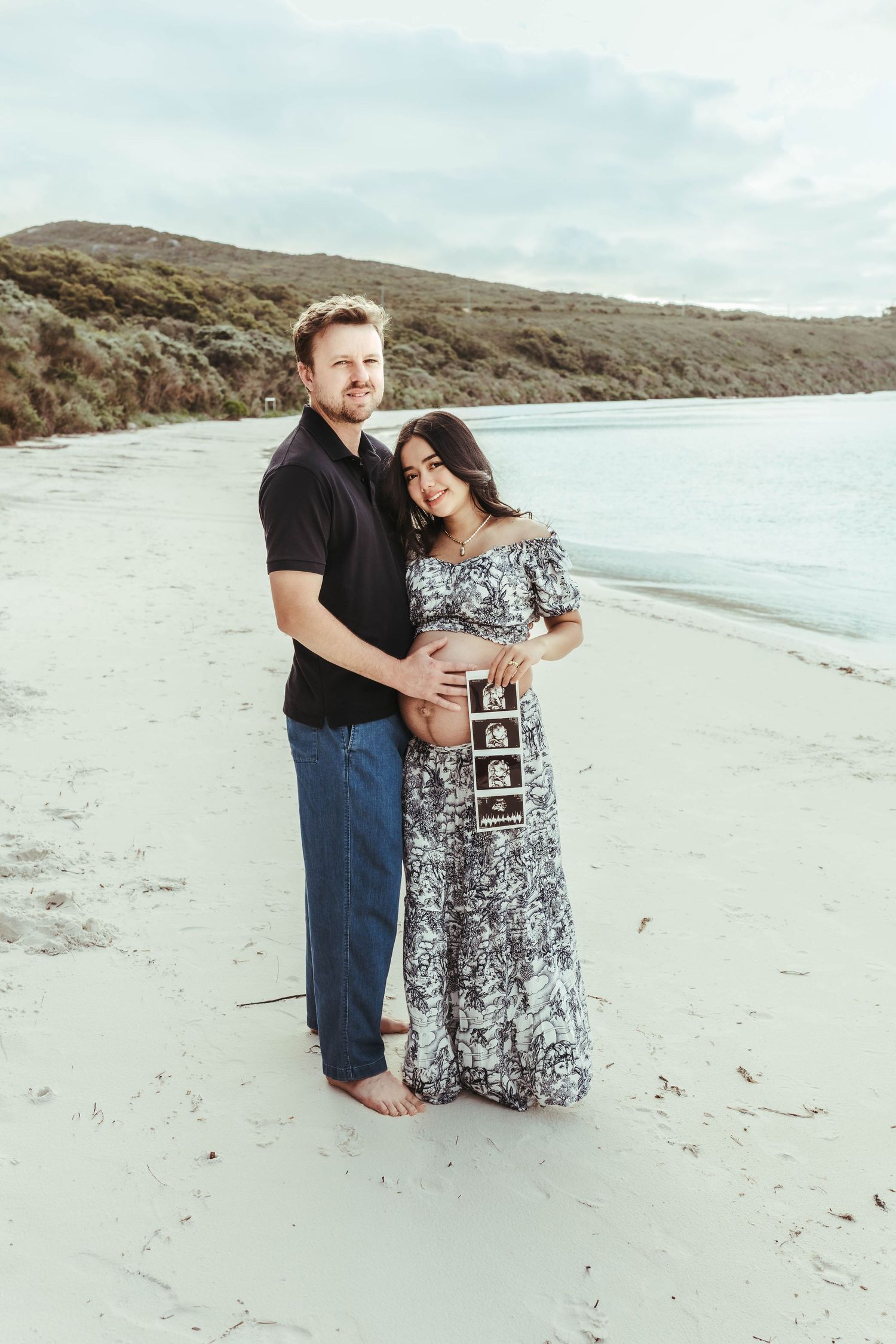 maternity picture beach couple love