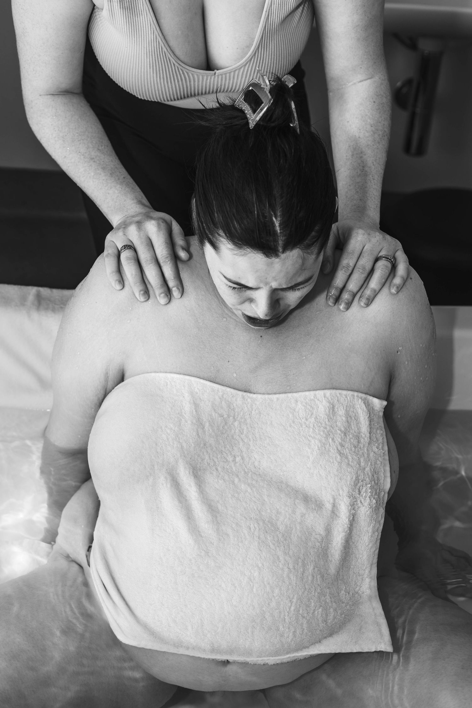 mother in labour water birth birth photography