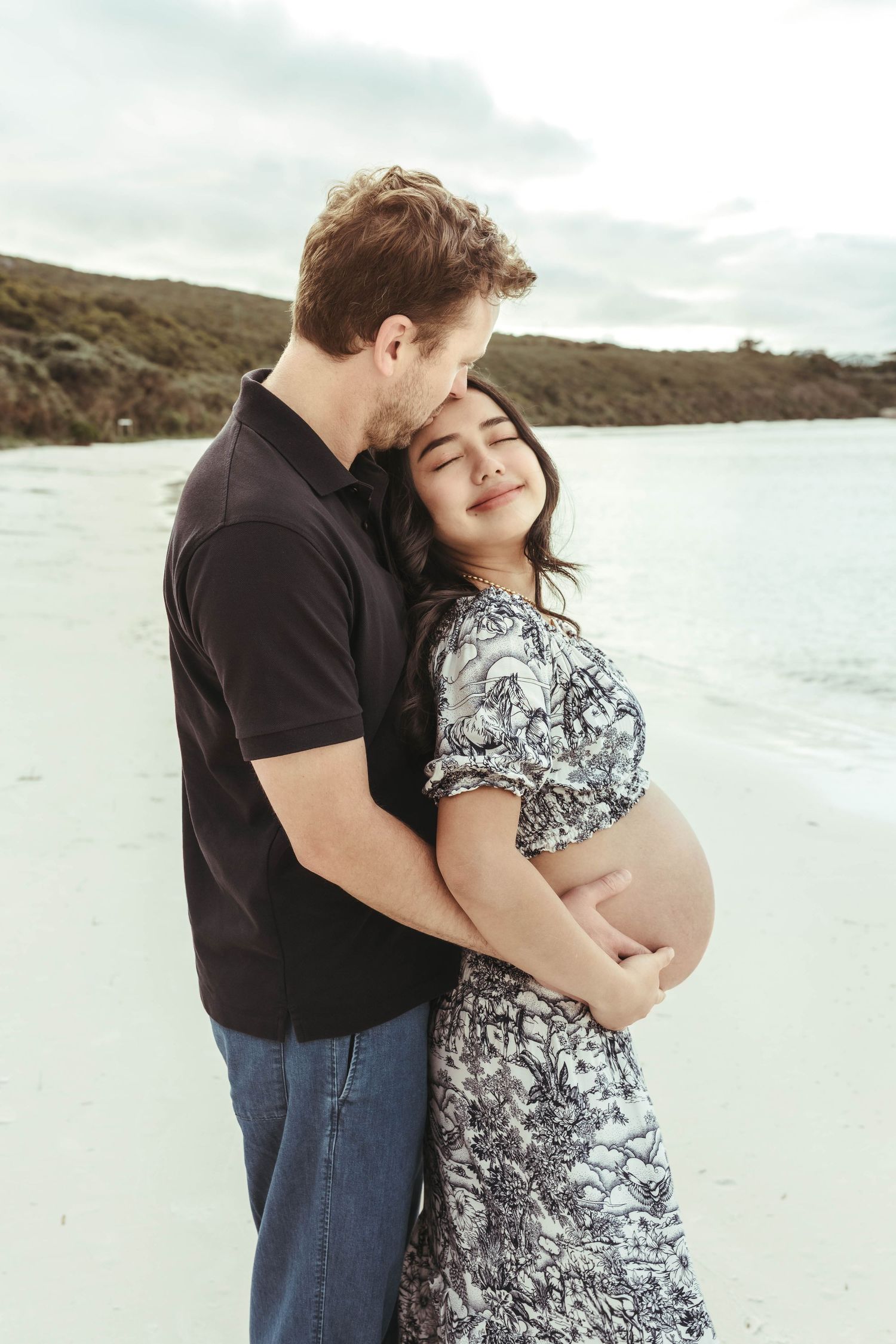 maternity picture beach couple love