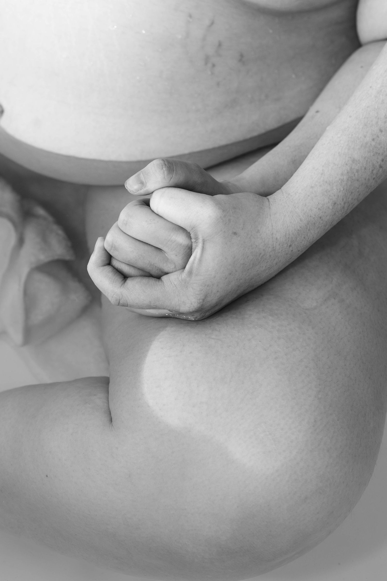 mother in labour water birth birth photography