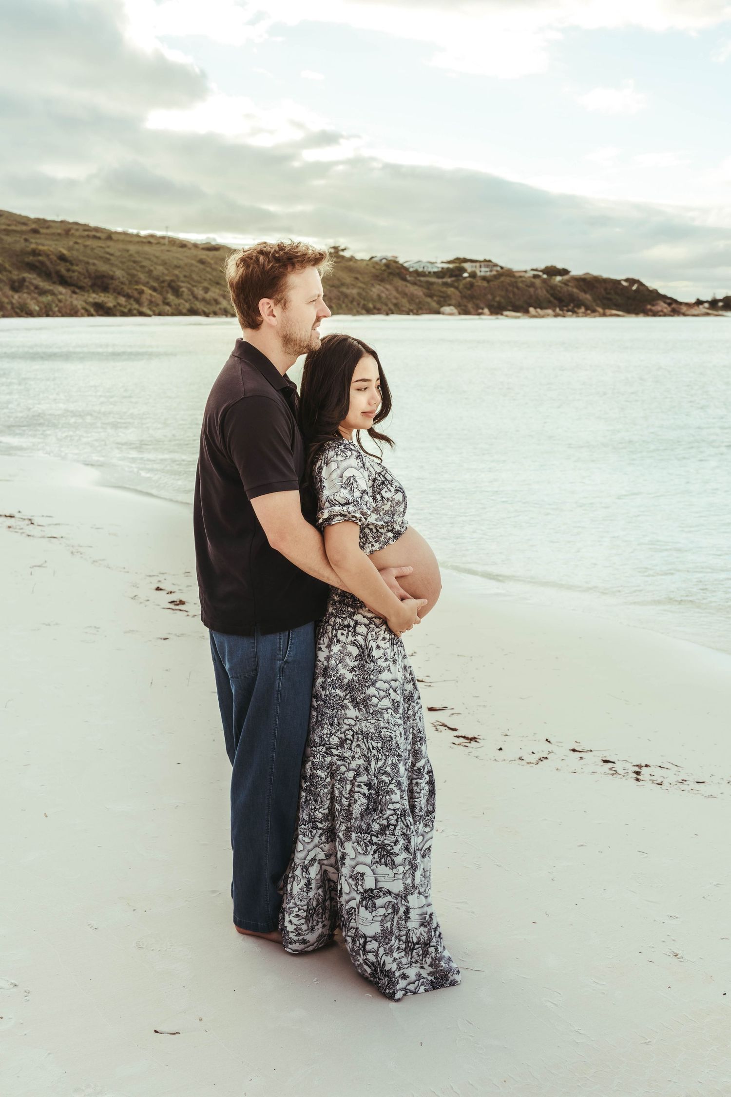 maternity picture beach couple love