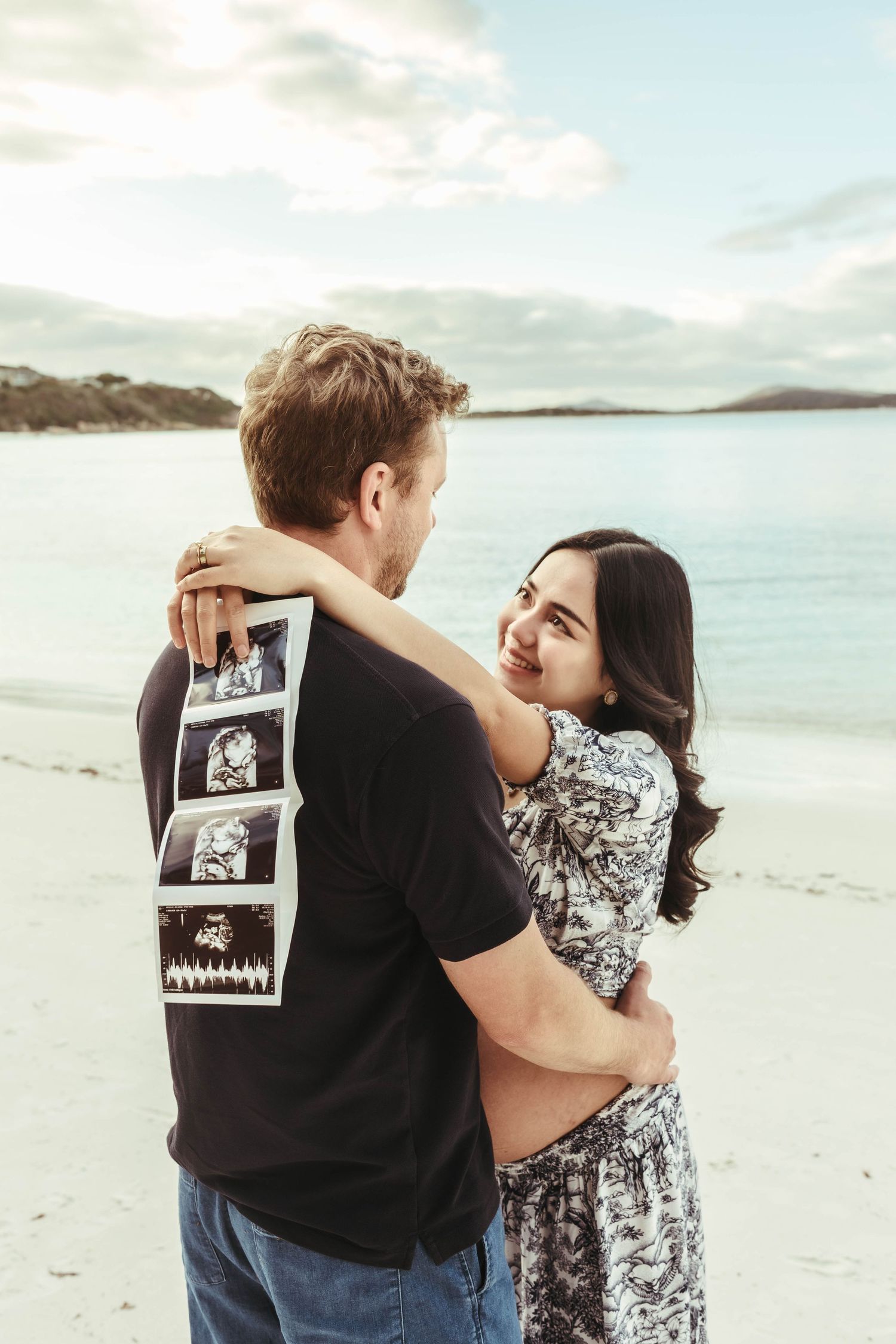 maternity picture beach couple love sonogram