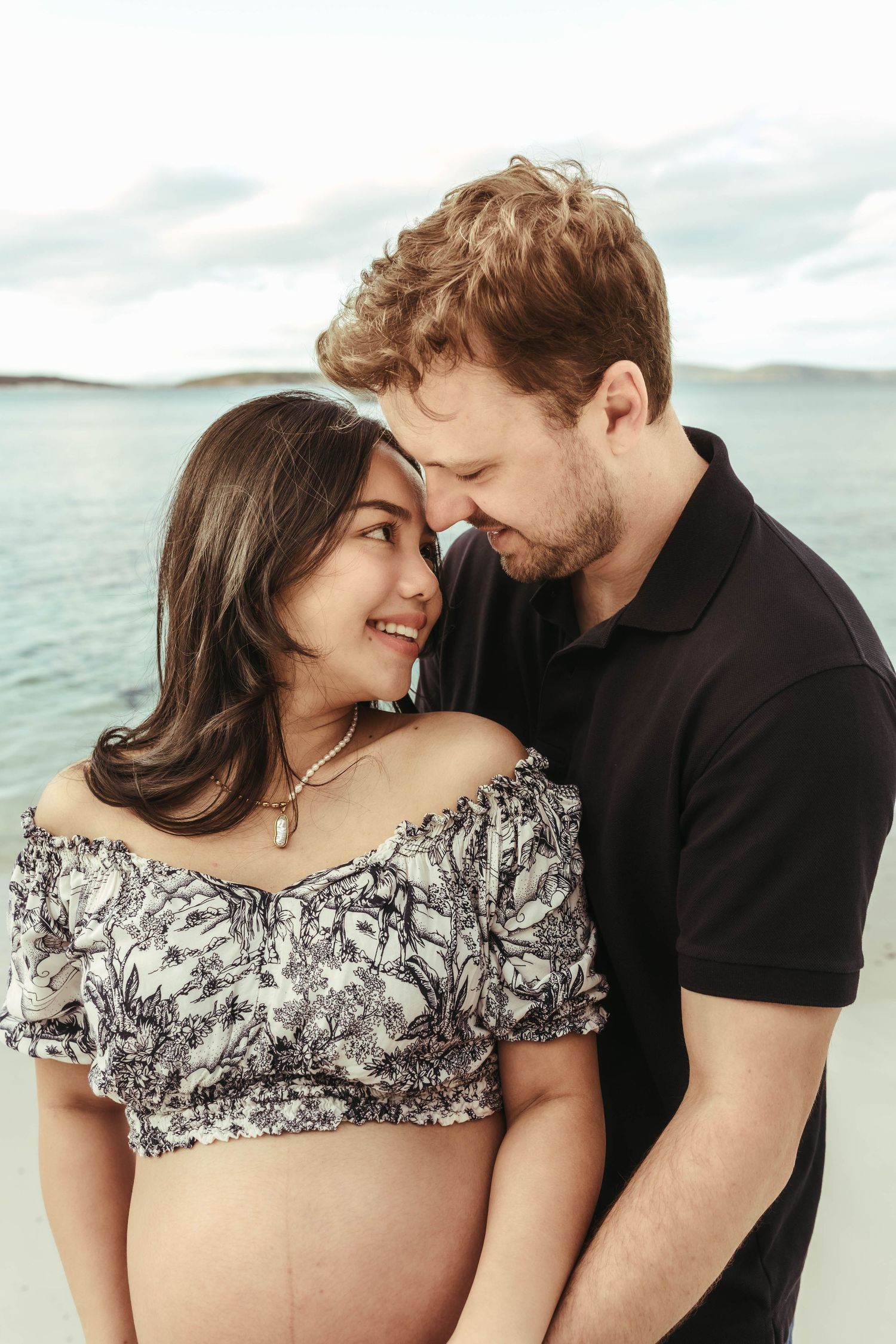 maternity picture beach couple love