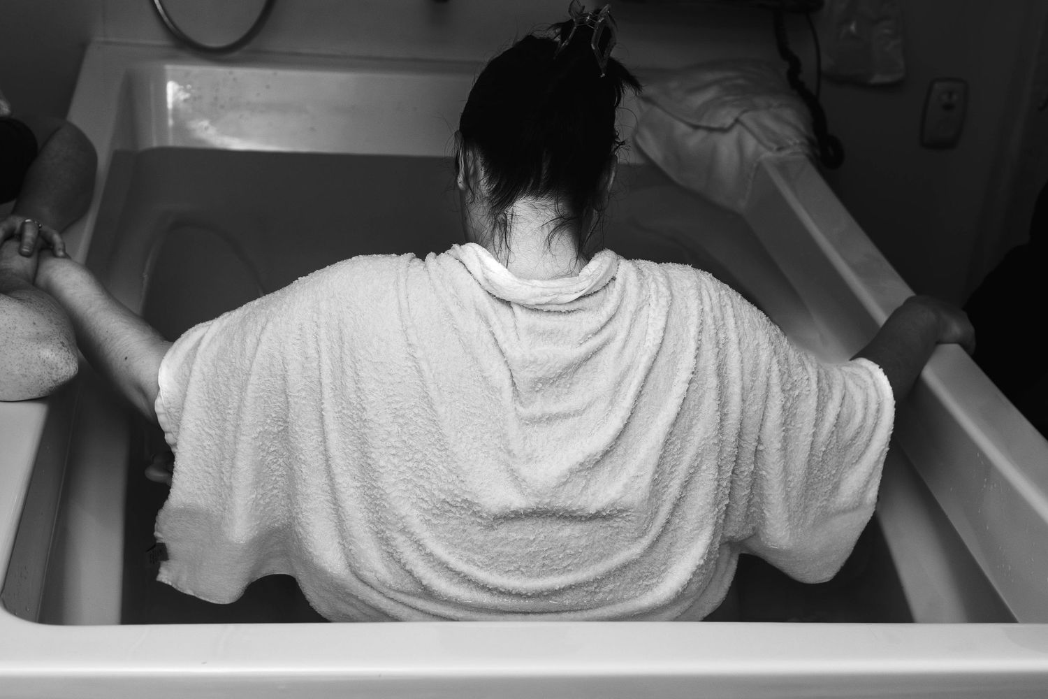 mother in labour water birth birth photography