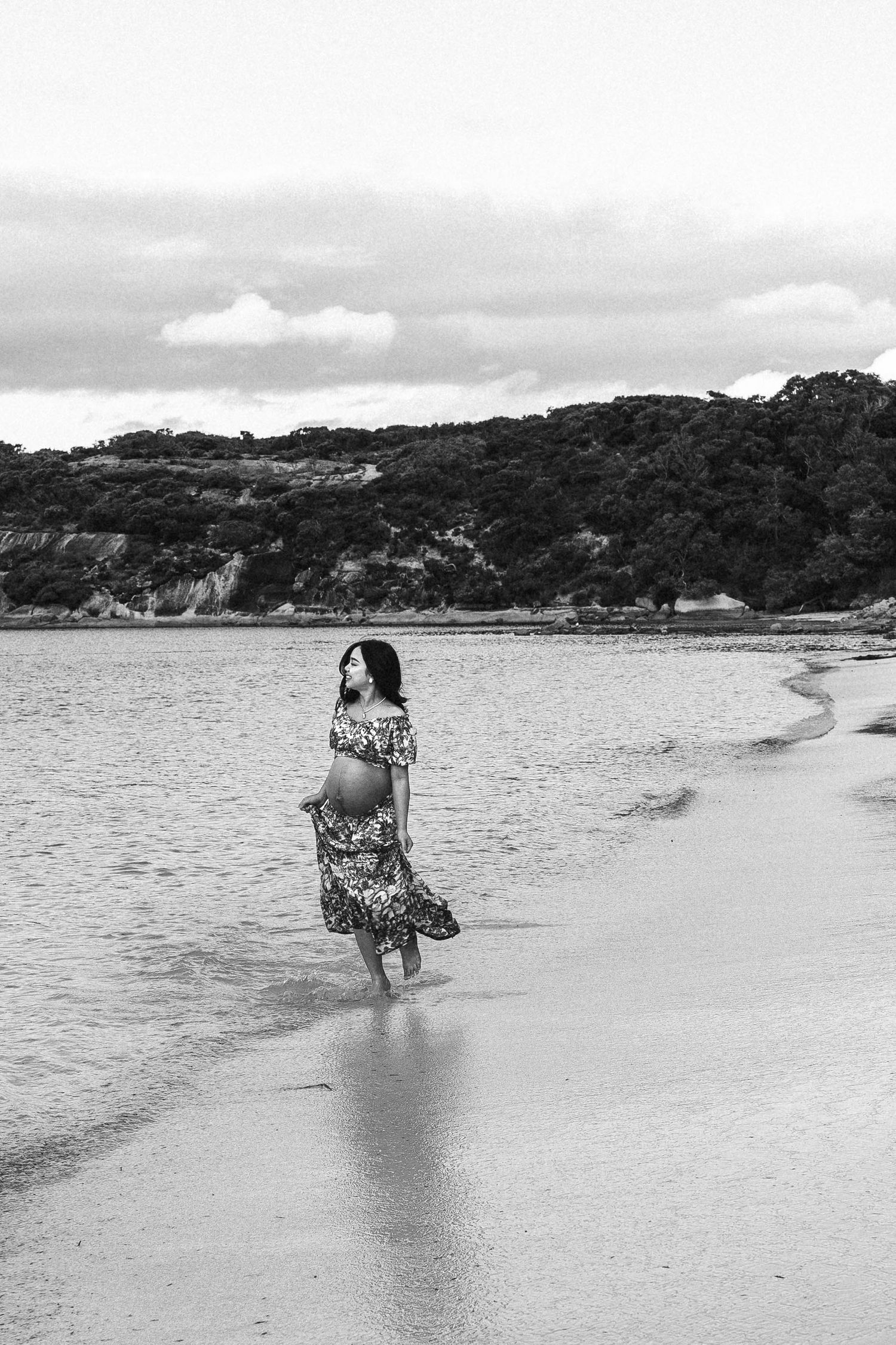 maternity picture beach bw