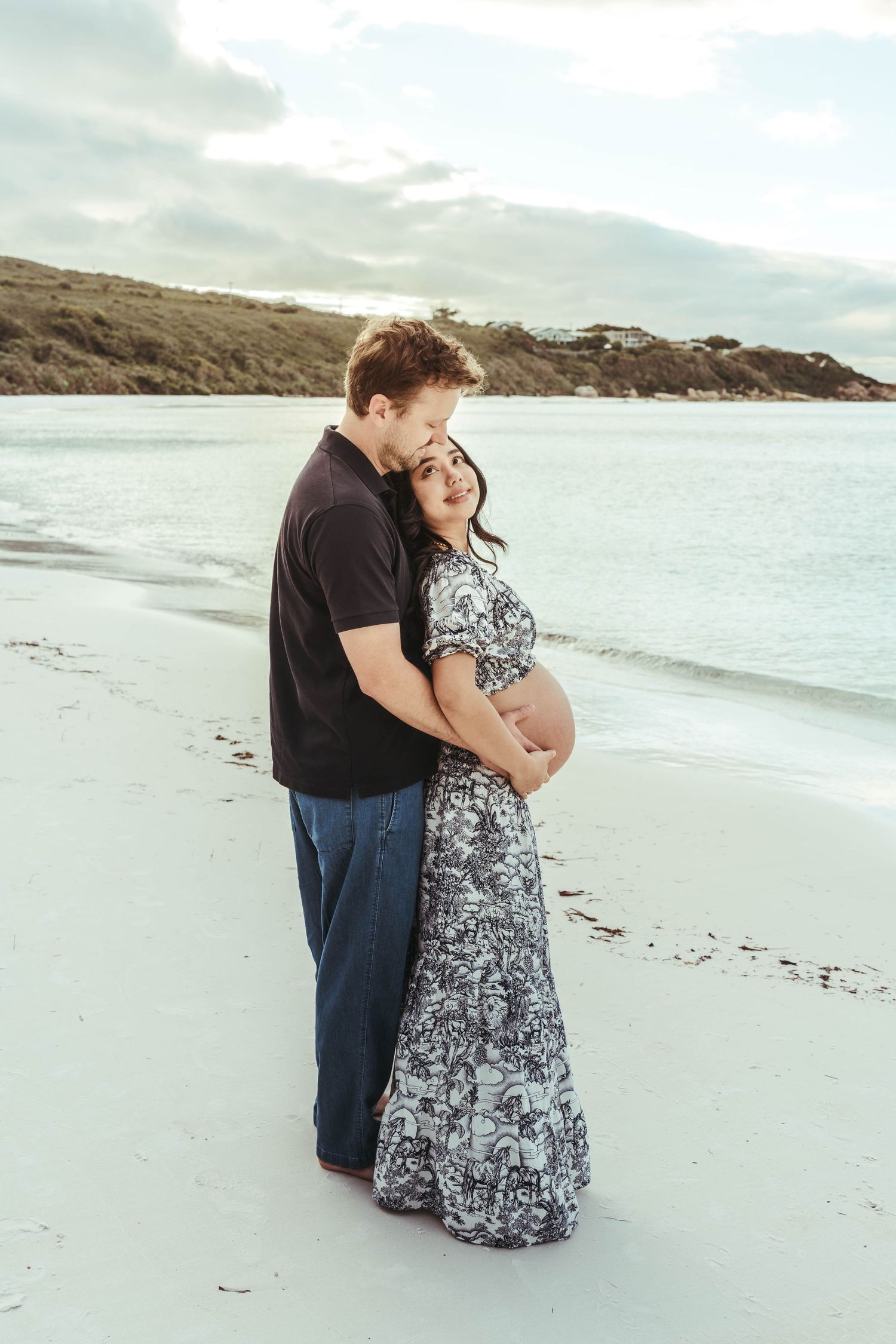 maternity picture beach couple love