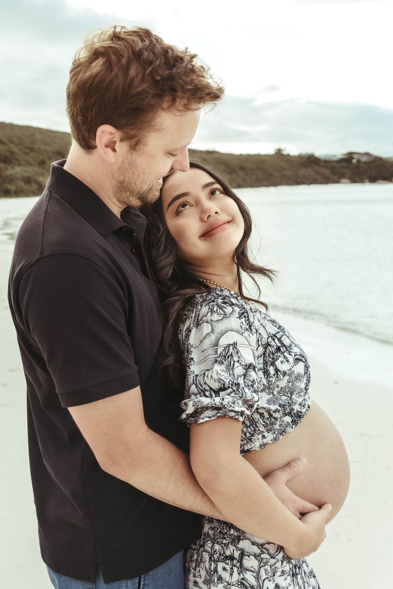 maternity picture beach couple love