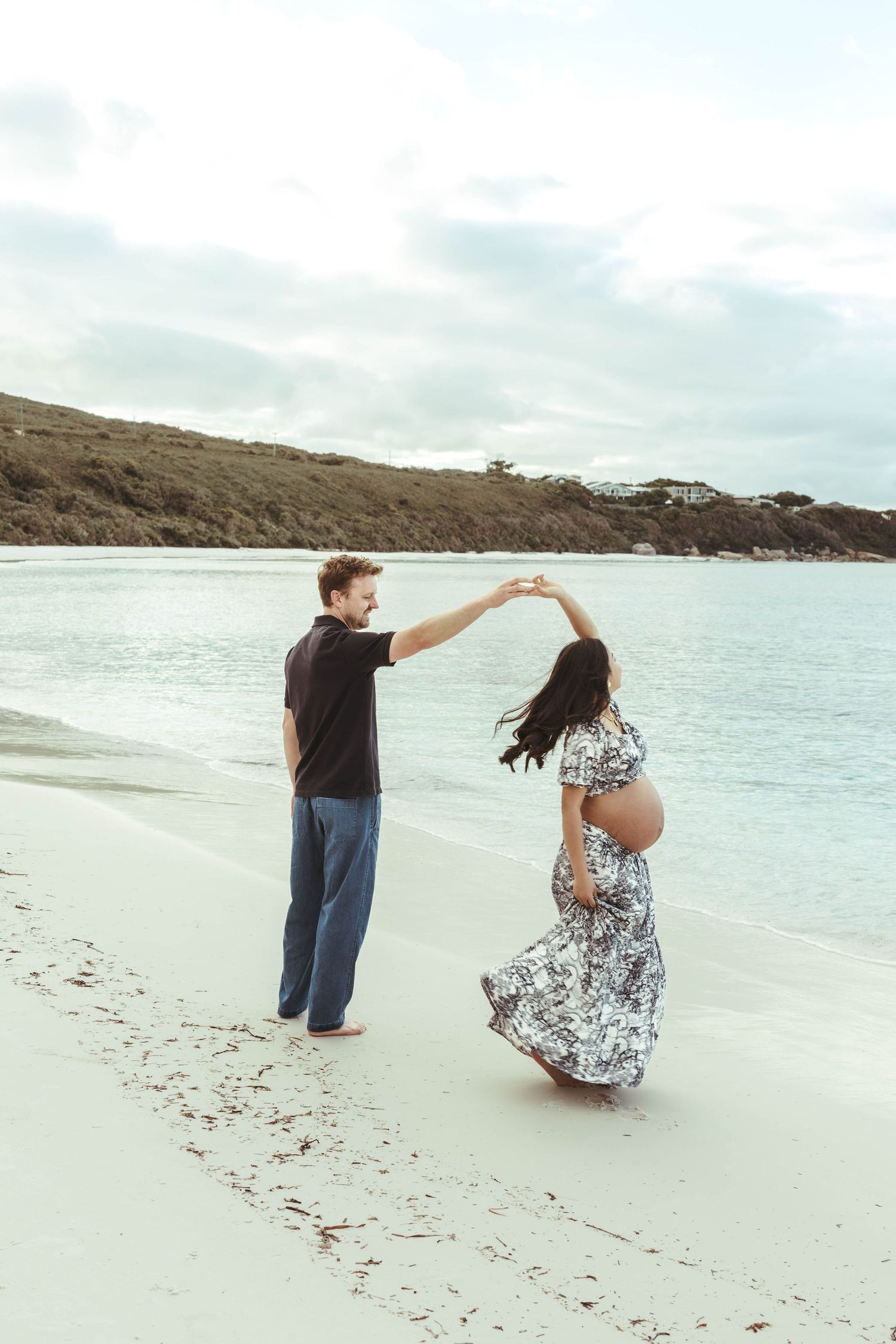 maternity picture beach couple love dancing