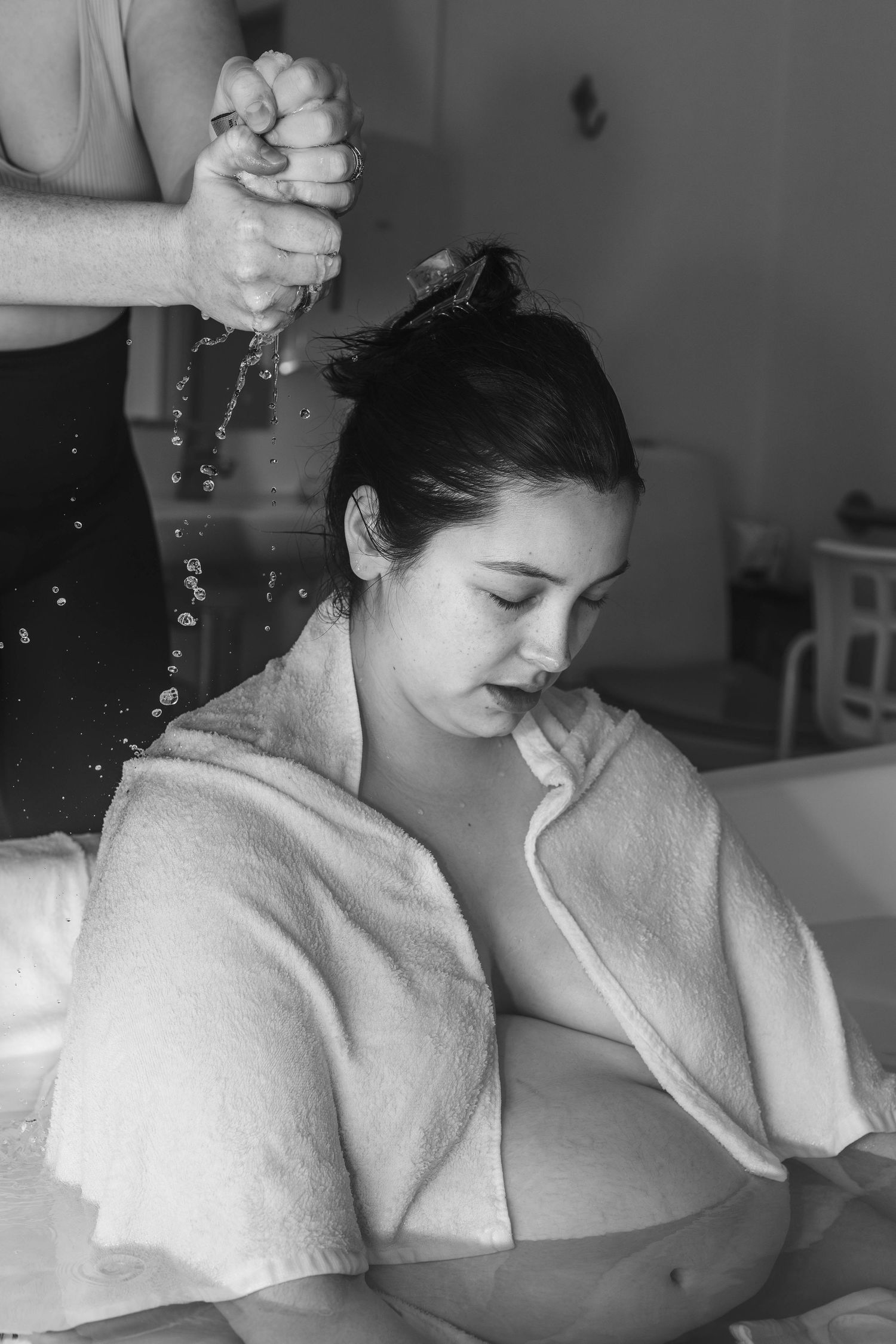 mother in labour water birth birth photography