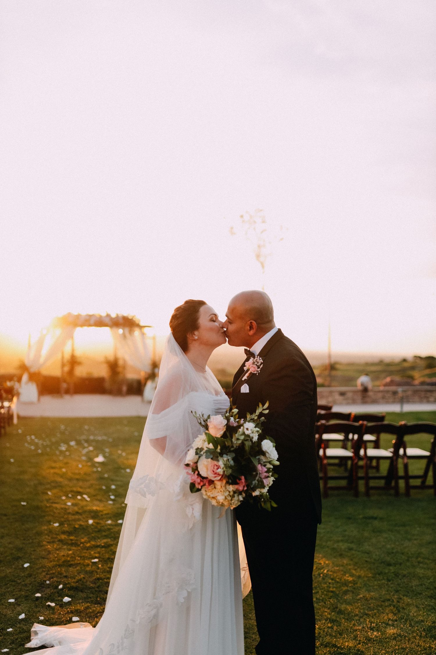 Intimate outdoor wedding in a golden field at sunset. Natural light and cinematic warmth.
#GoldenHourWedding #OutdoorWeddingPhotographer