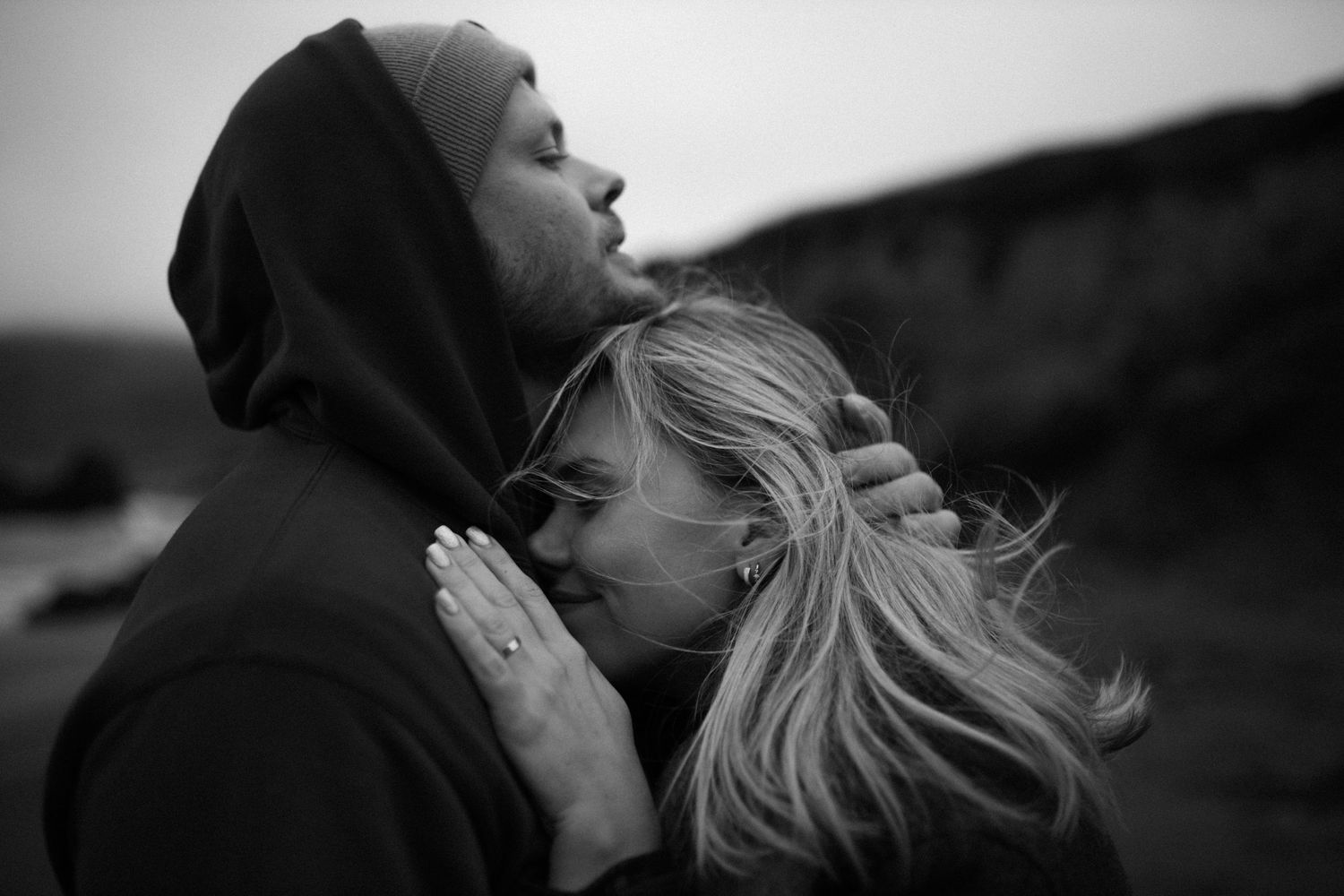 Candid love story on a quiet California beach — natural, warm, and full of movement.
#CaliforniaCouplesSession #BeachLoveStory #Na