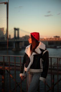 Winter portrait in the city. Red hat, bridge, and moody light.
#BrooklynBridge #UrbanPhotography #RedBeanieLook #FilmInspired #CityPortrait