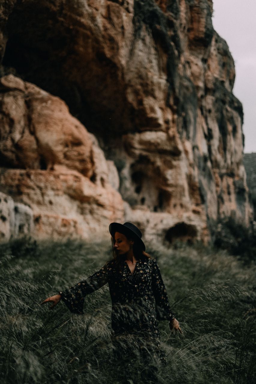 Portrait session in the mountains with soft evening light and emotional depth.#MountainPortrait #EmotionalPhotography #SunsetPhotoshoot #