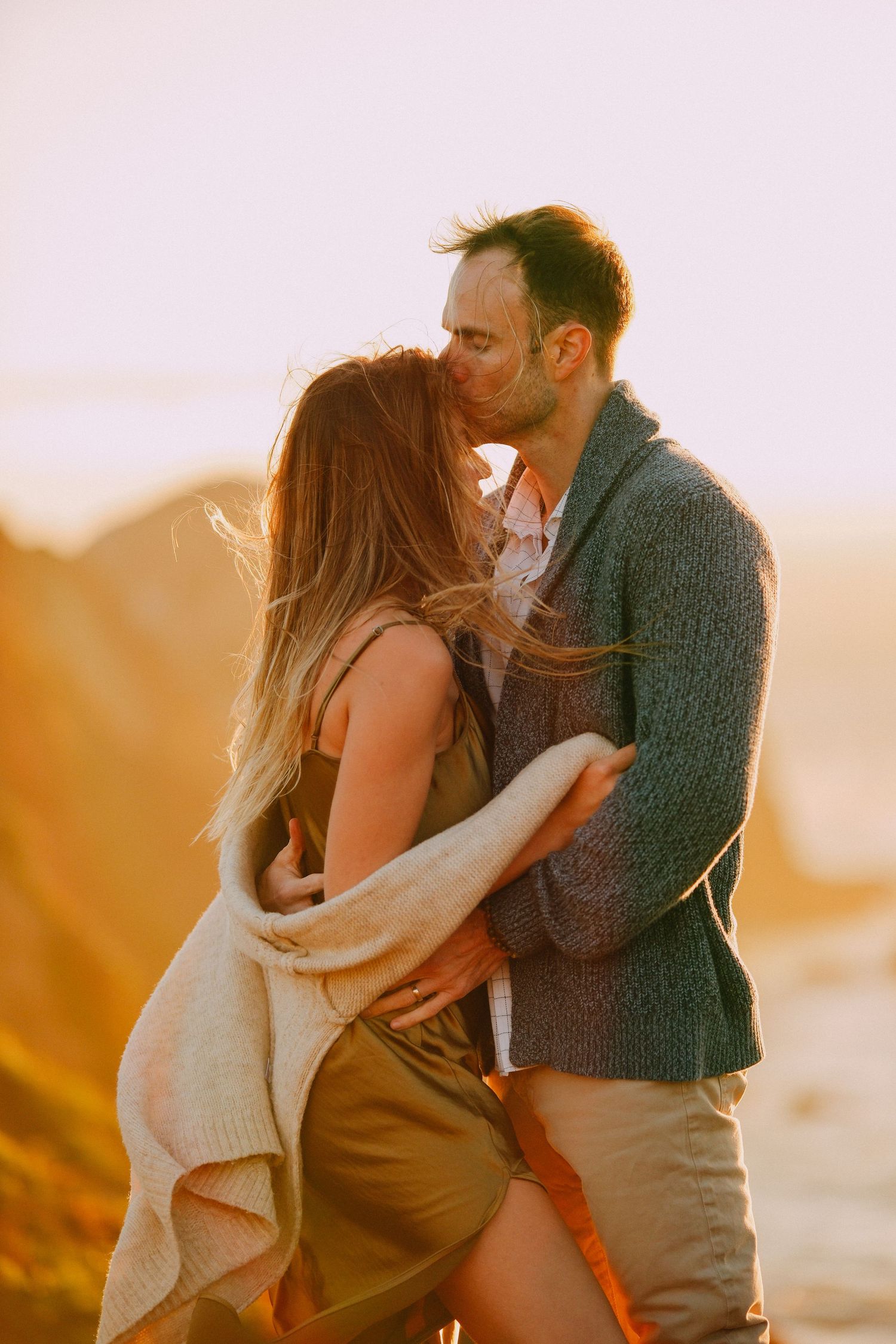 Candid love story on a quiet California beach — natural, warm, and full of movement.
#CaliforniaCouplesSession #BeachLoveStory #Na
