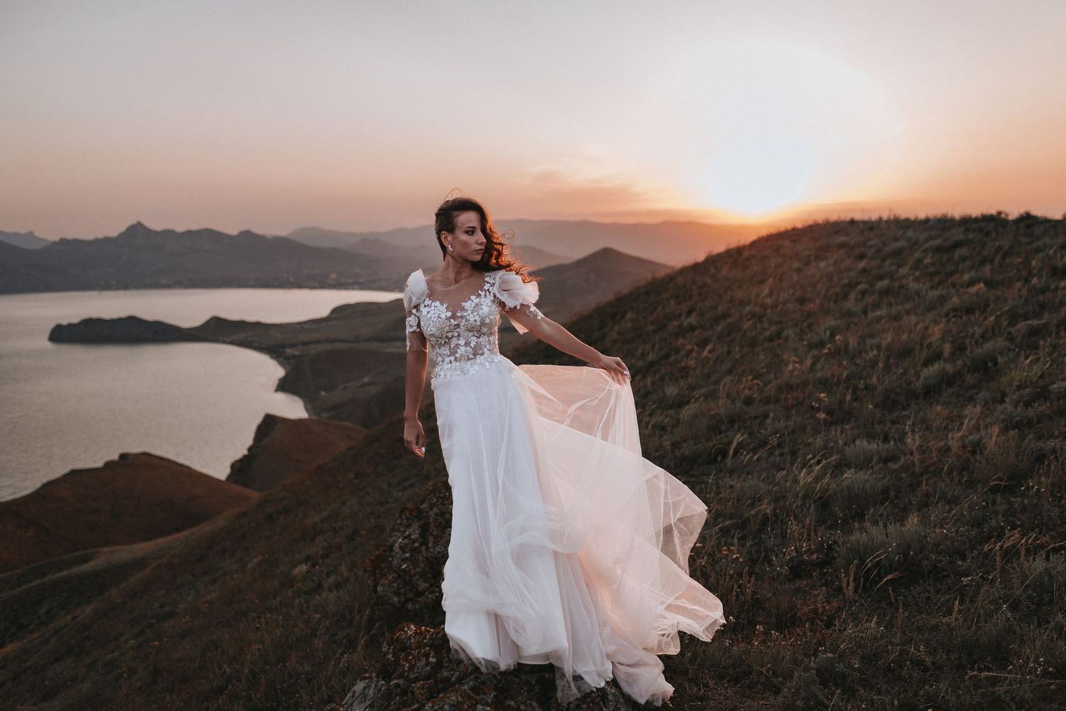 Intimate outdoor wedding in a golden field at sunset. Natural light and cinematic warmth.
#GoldenHourWedding #OutdoorWeddingPhotographer #Ca