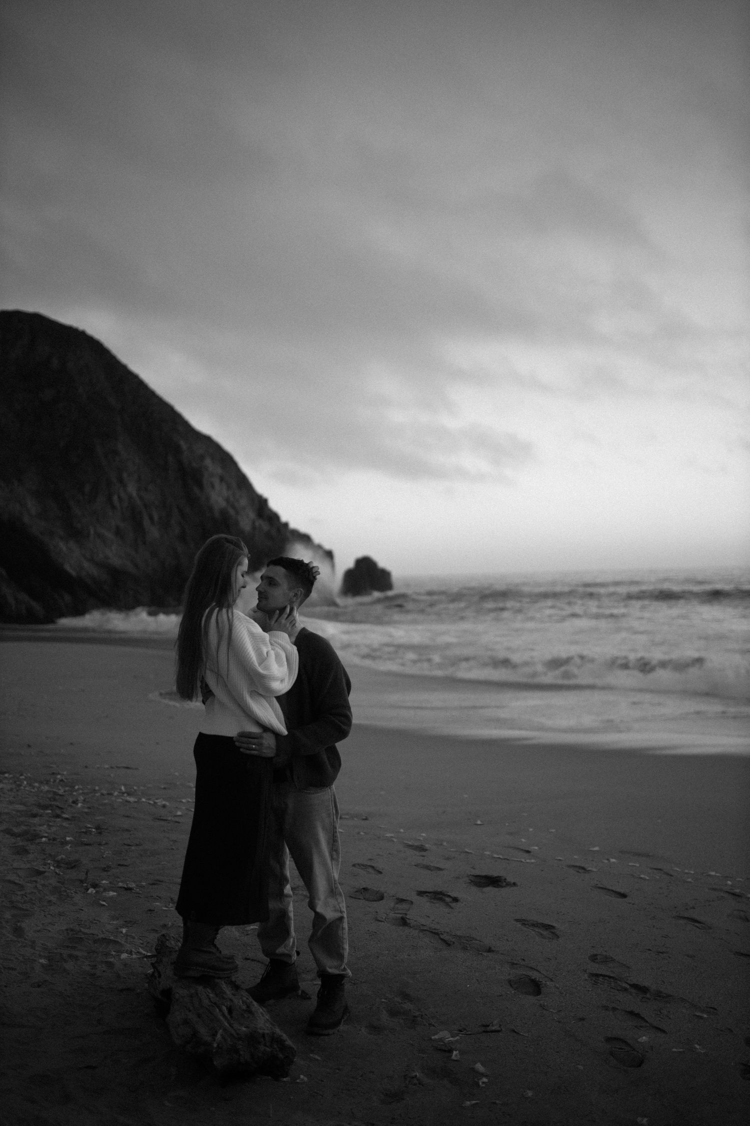 Candid love story on a quiet California beach — natural, warm, and full of movement.
#CaliforniaCouplesSession #BeachLoveStory #Na