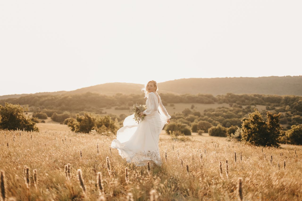 Intimate outdoor wedding in a golden field at sunset. Natural light and cinematic warmth.
#GoldenHourWedding #OutdoorWeddingPhotographer #Ca