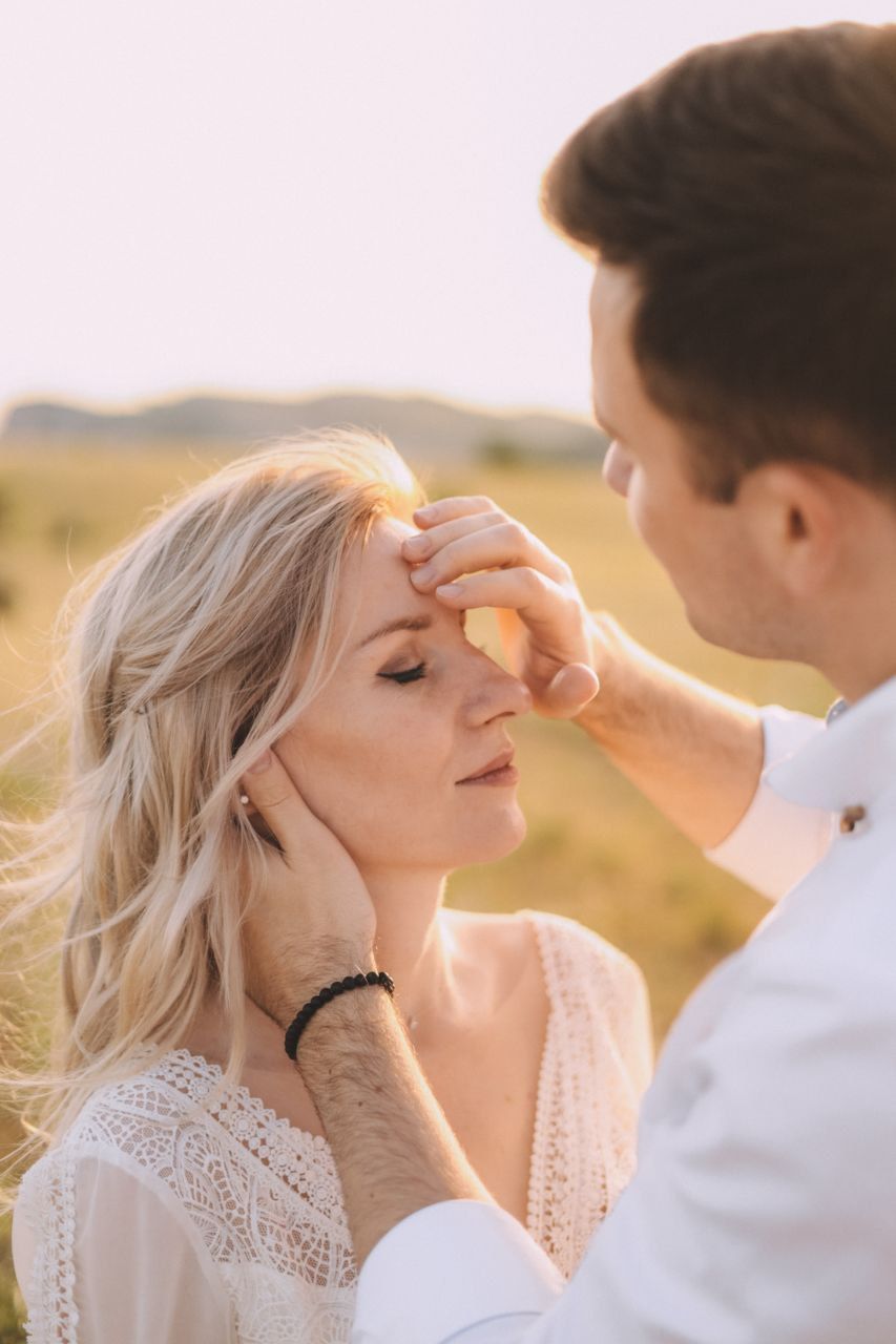 Intimate outdoor wedding in a golden field at sunset. Natural light and cinematic warmth.
#GoldenHourWedding #OutdoorWeddingPhotographer #Ca