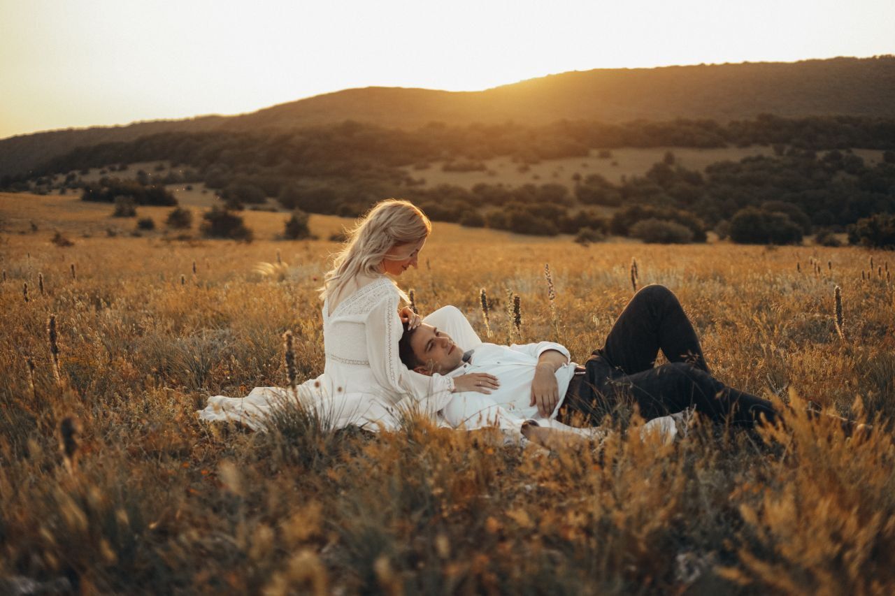 Intimate outdoor wedding in a golden field at sunset. Natural light and cinematic warmth.
#GoldenHourWedding #OutdoorWeddingPhotographer #Ca