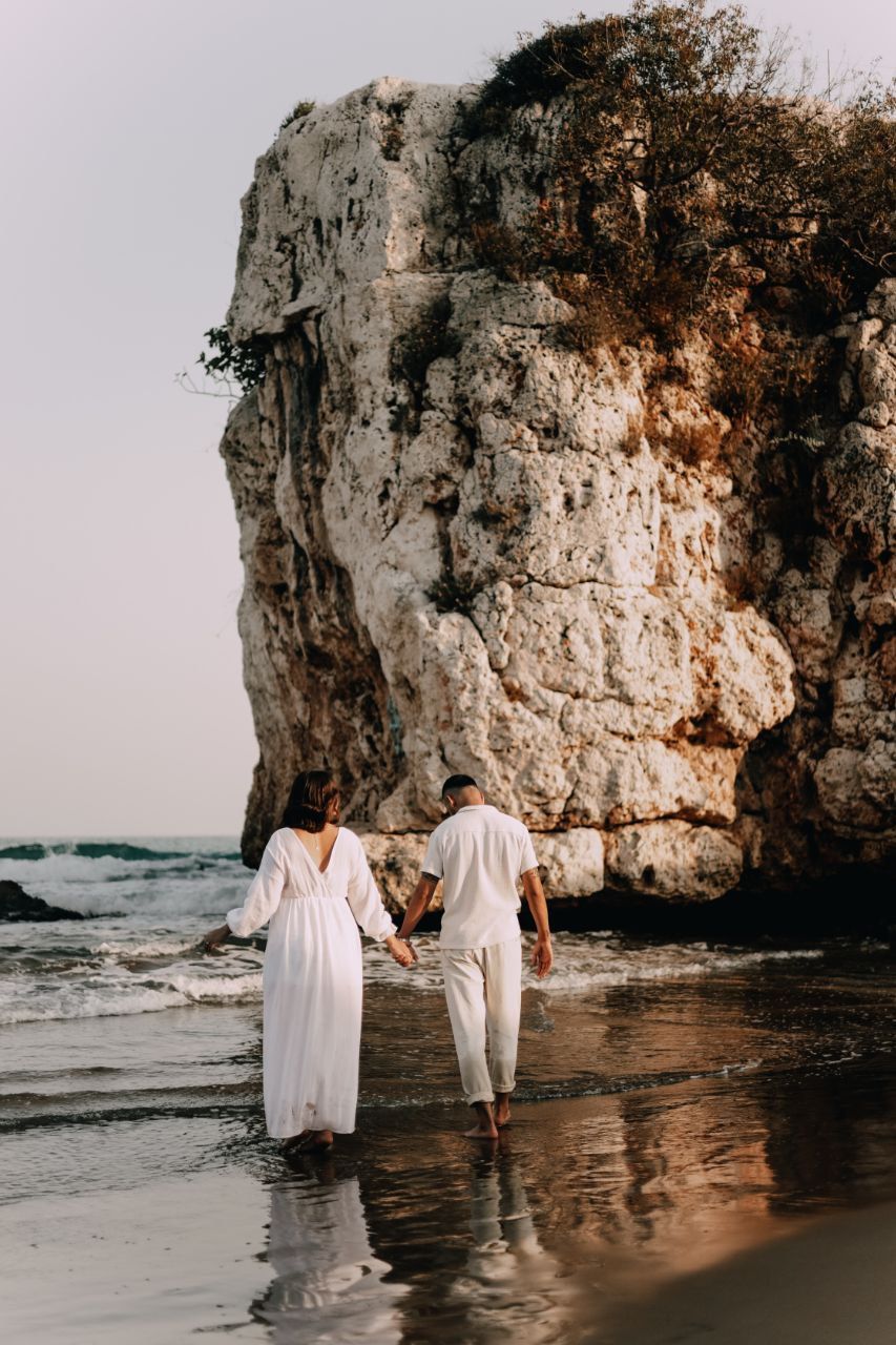 Candid love story on a quiet California beach — natural, warm, and full of movement.

#CaliforniaCouplesSession #BeachLoveStory #Na