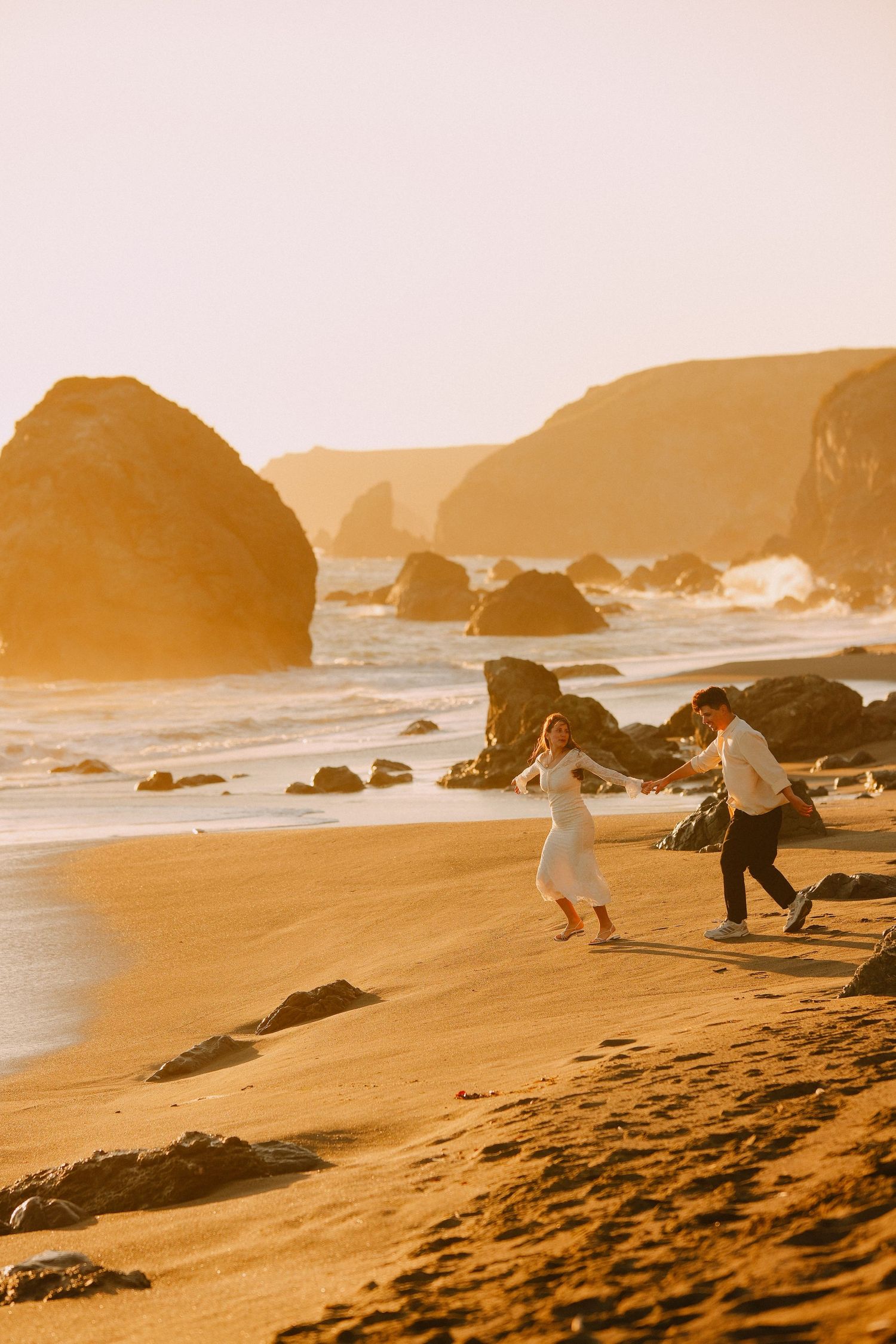 Candid love story on a quiet California beach — natural, warm, and full of movement.
#CaliforniaCouplesSession #BeachLoveStory #Na