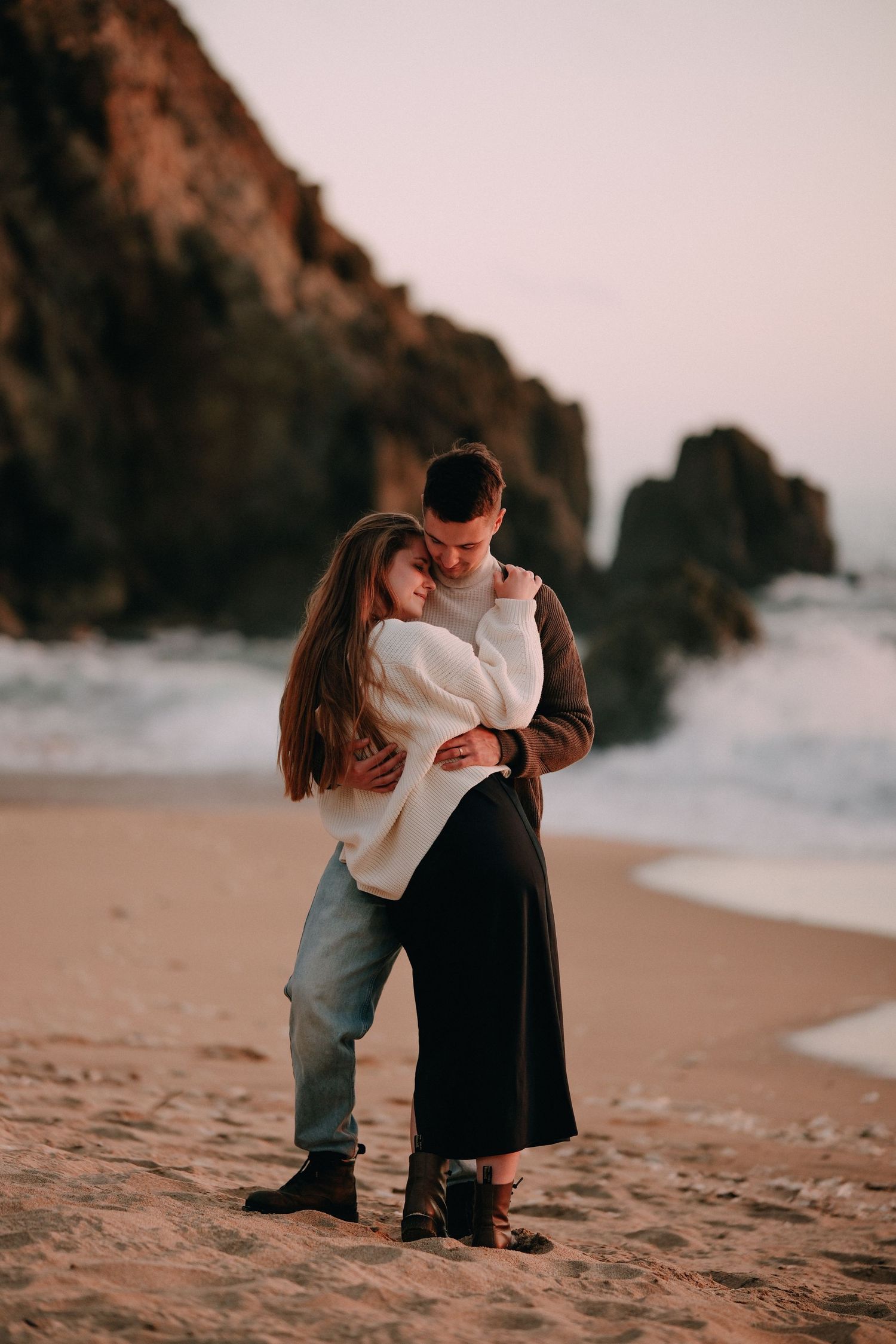 Candid love story on a quiet California beach — natural, warm, and full of movement.
#CaliforniaCouplesSession #BeachLoveStory #Na