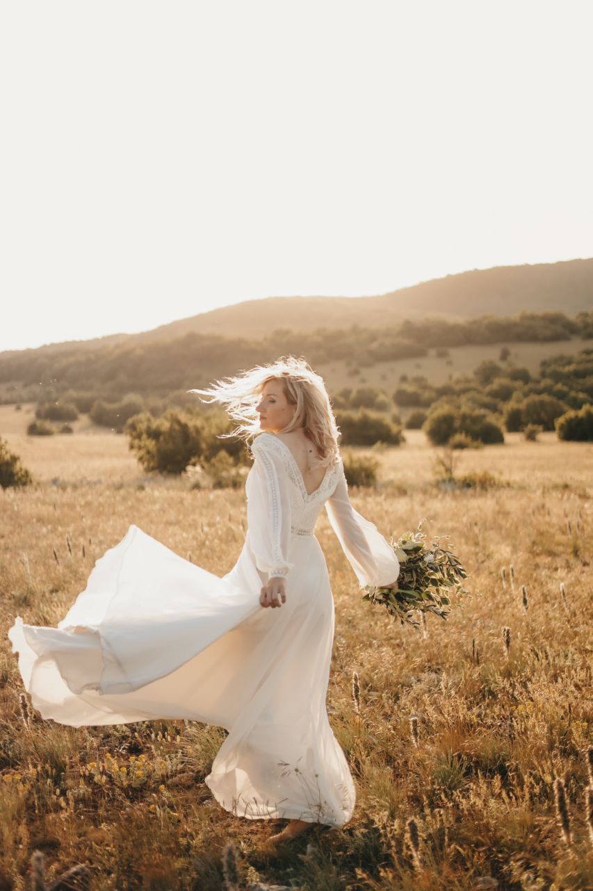 Intimate outdoor wedding in a golden field at sunset. Natural light and cinematic warmth.#GoldenHourWedding #OutdoorWeddingPhotographer #Ca