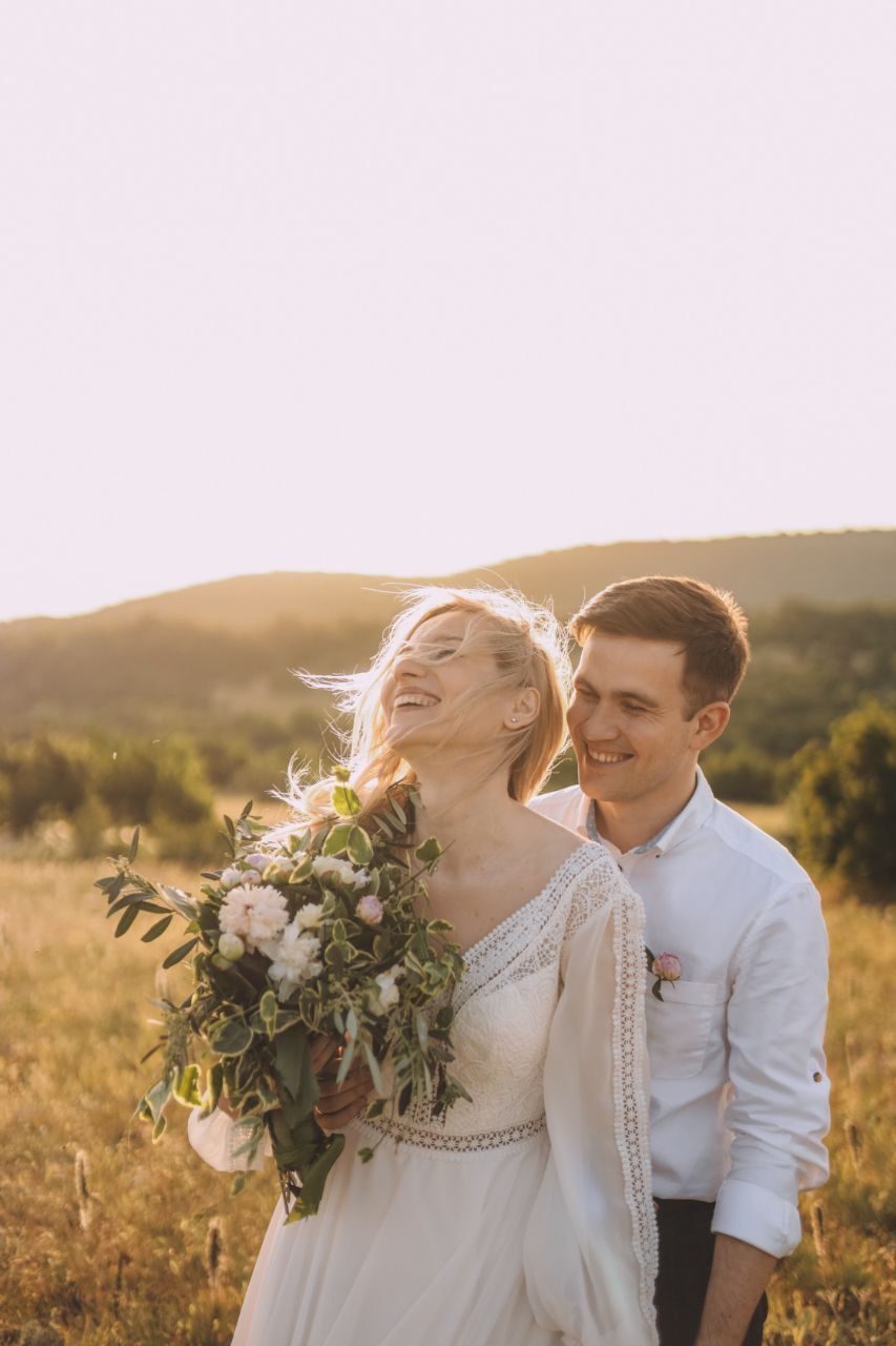 Intimate outdoor wedding in a golden field at sunset. Natural light and cinematic warmth.#GoldenHourWedding #OutdoorWeddingPhotographer #Ca