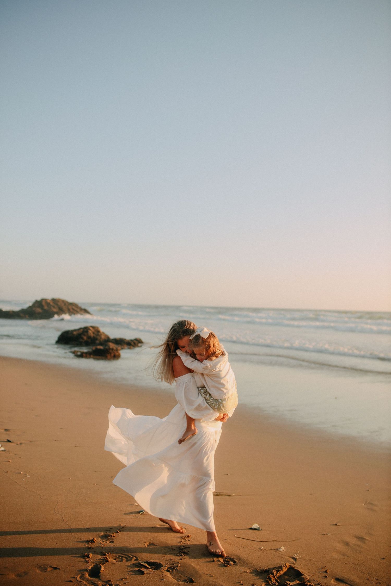 Candid love story on a quiet California beach — natural, warm, and full of movement.
#CaliforniaCouplesSession #BeachLoveStory #Na