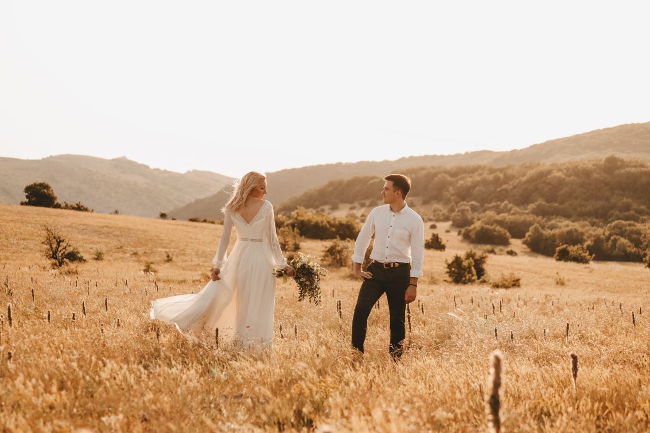 Intimate outdoor wedding in a golden field at sunset. Natural light and cinematic warmth.
#GoldenHourWedding #OutdoorWeddingPhotographer #Ca
