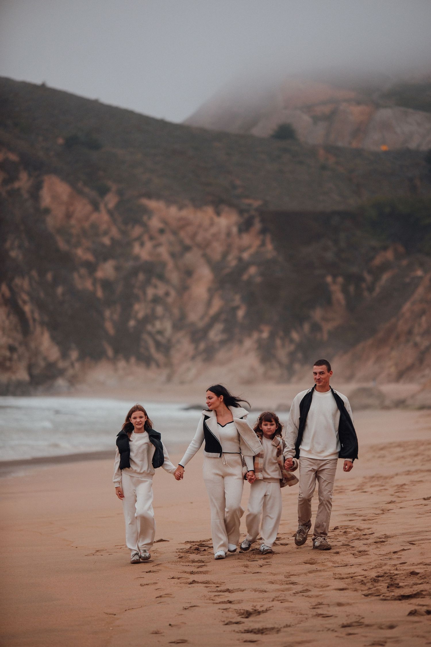 Candid love story on a quiet California beach — natural, warm, and full of movement.
#CaliforniaCouplesSession #BeachLoveStory #Na