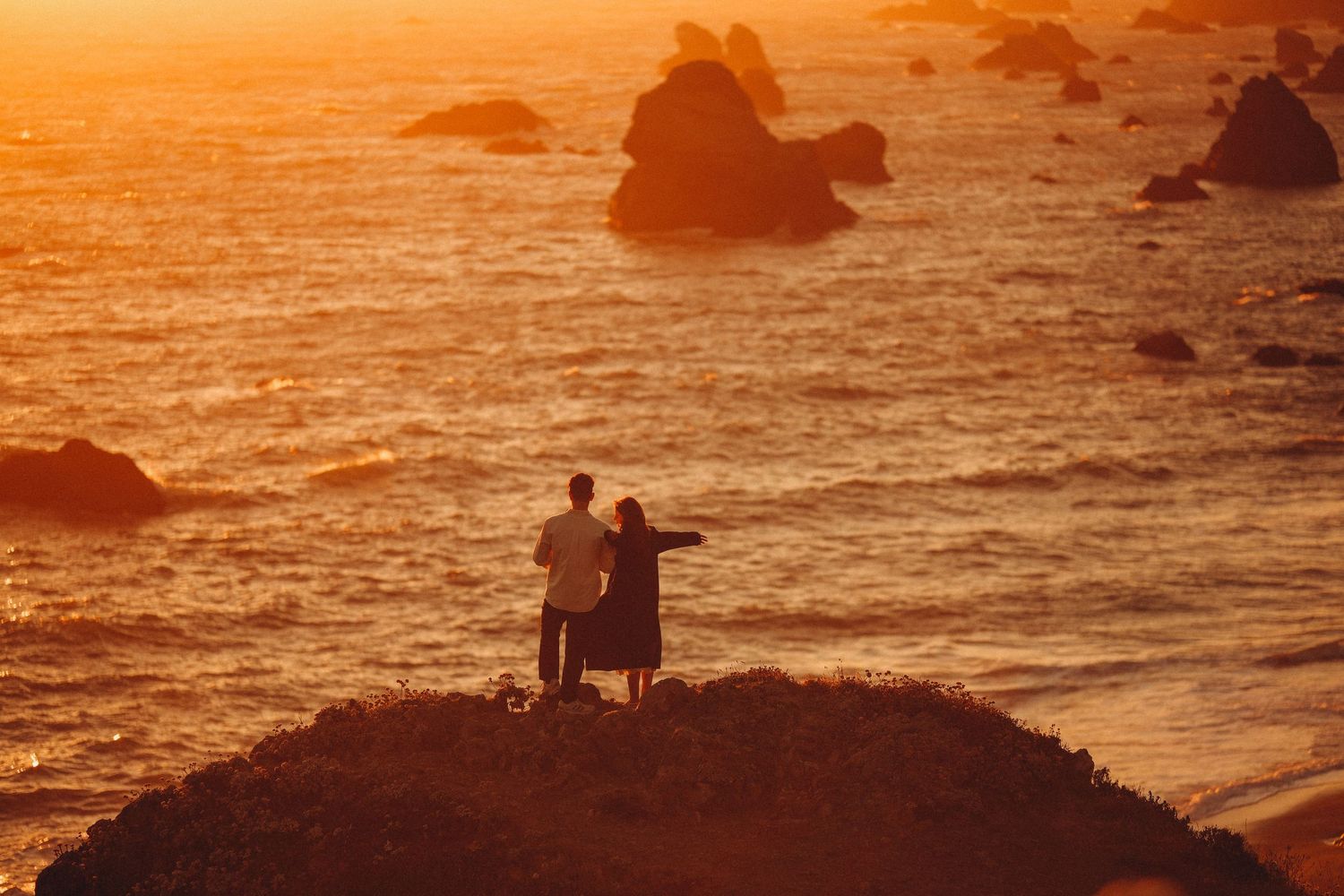 Candid love story on a quiet California beach — natural, warm, and full of movement.
#CaliforniaCouplesSession #BeachLoveStory #Na