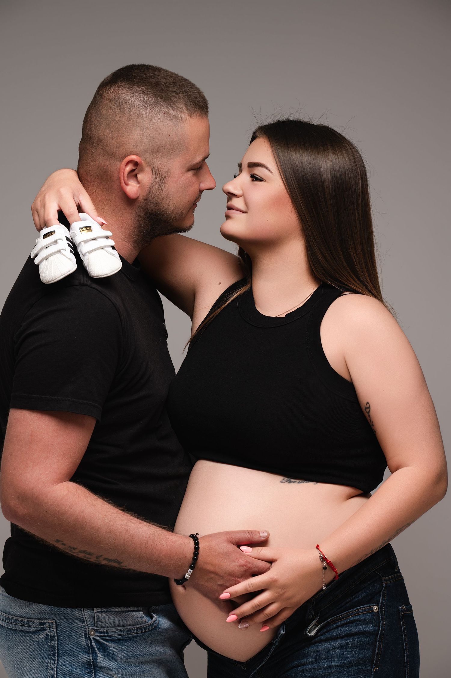 Meghitt páros kismama portré stúdióban
